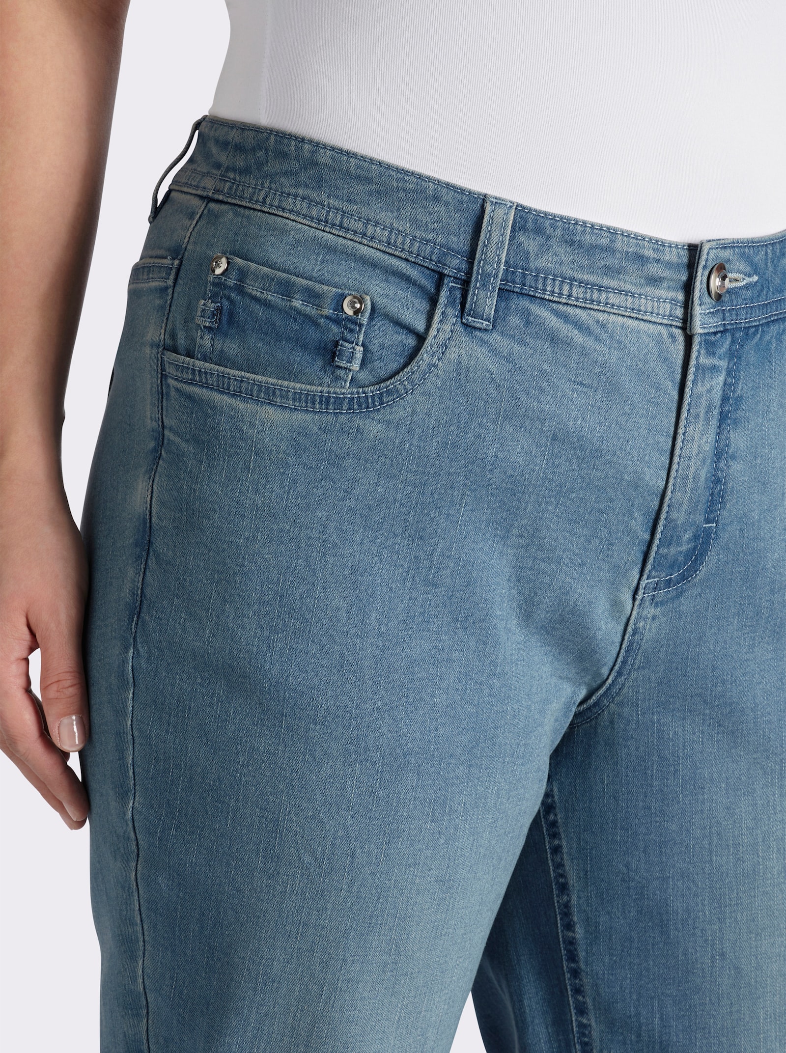 sheego Bootcut-Jeans mit Fransensaum - blue-bleached