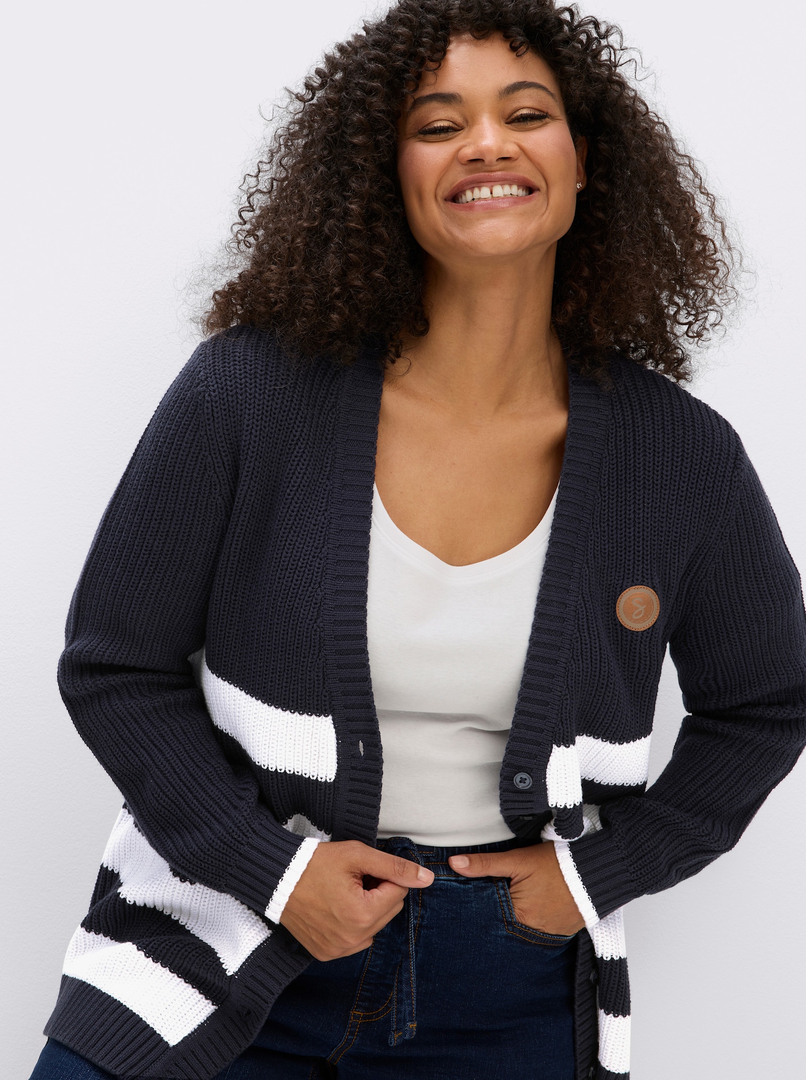 sheego Strickjacke mit Kontraststreifen - tiefblau-ecru-geringelt