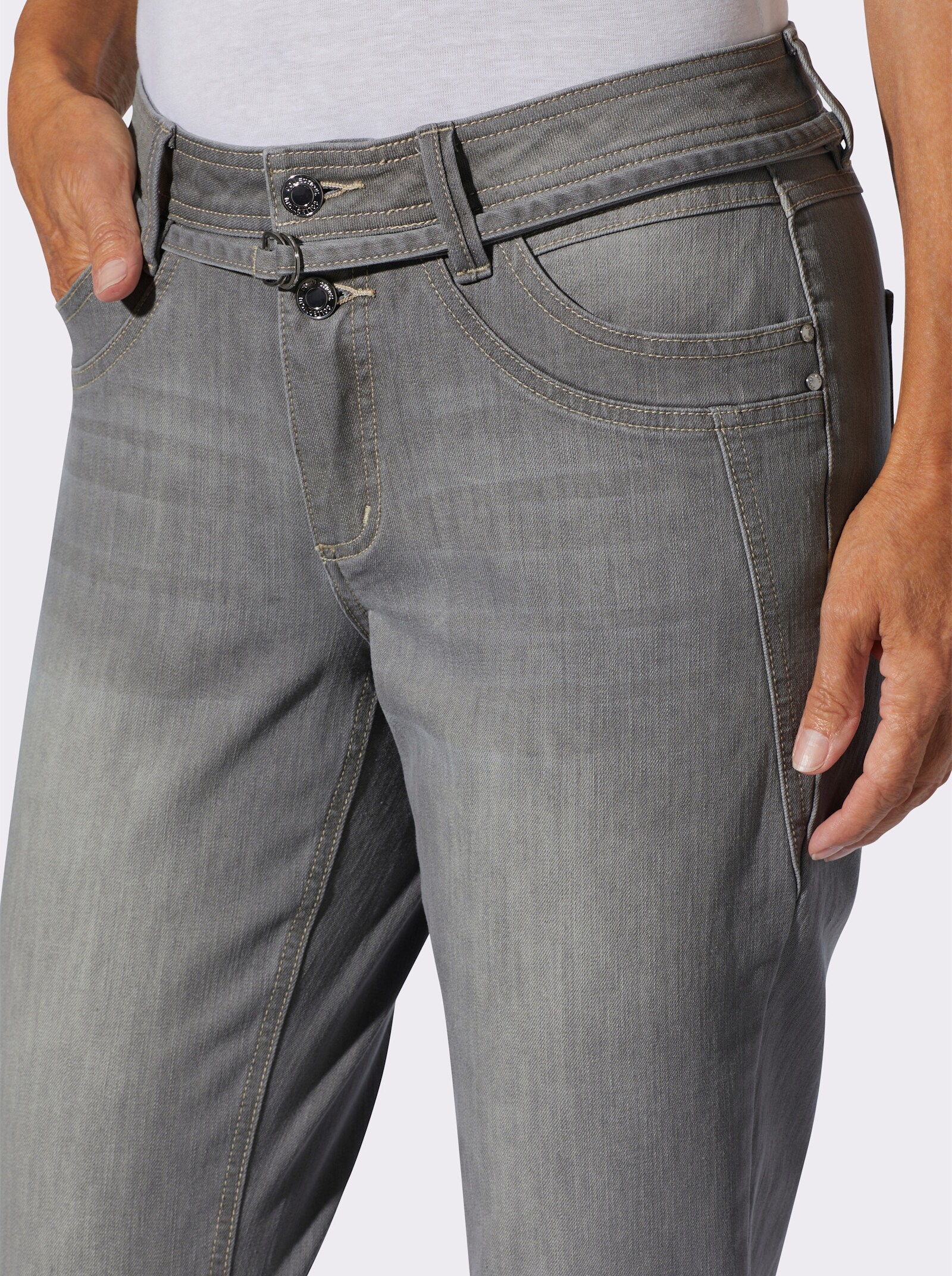 Jeans mit schmalem Gürtel - grey denim