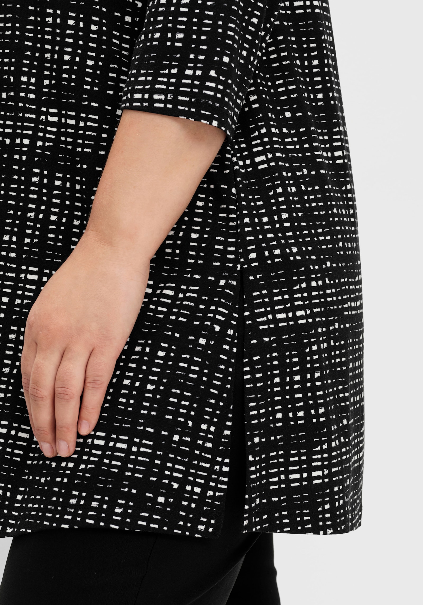 sheego Longshirt mit Seitenschlitzen - schwarz-weiss