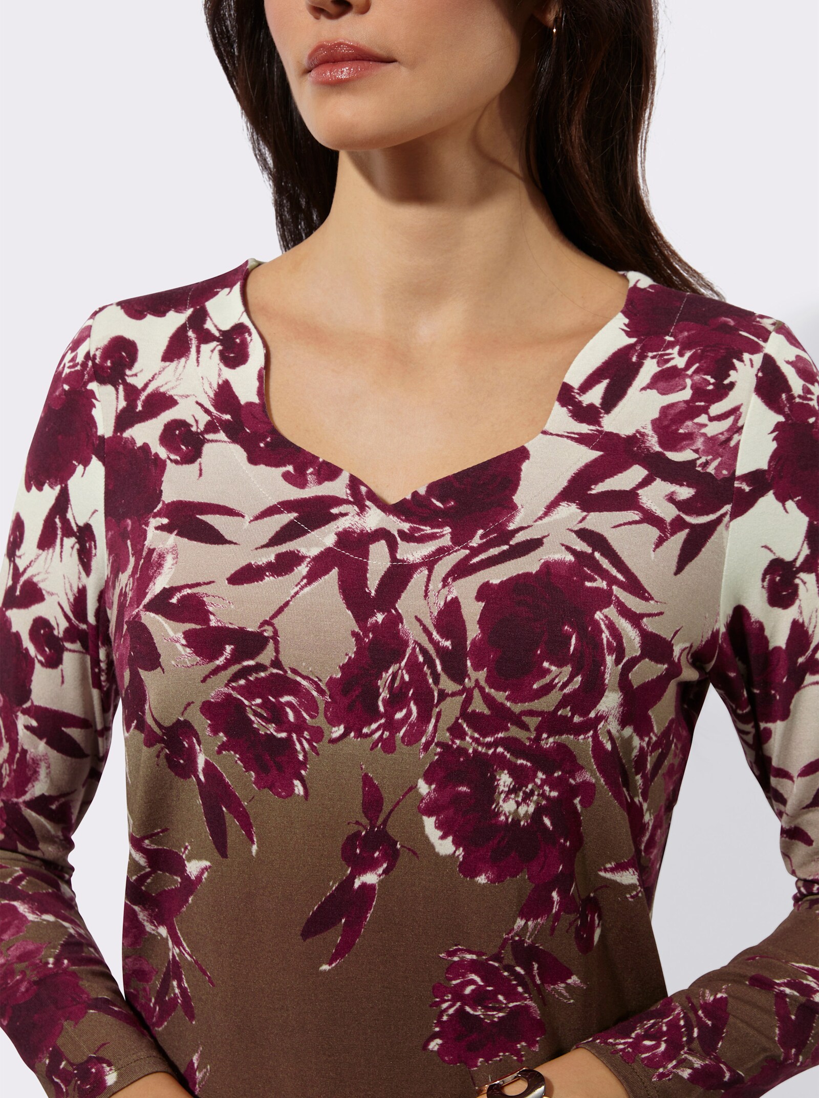 Langarmshirt mit gebogtem V-Ausschnitt - braun-bordeaux-bedruckt
