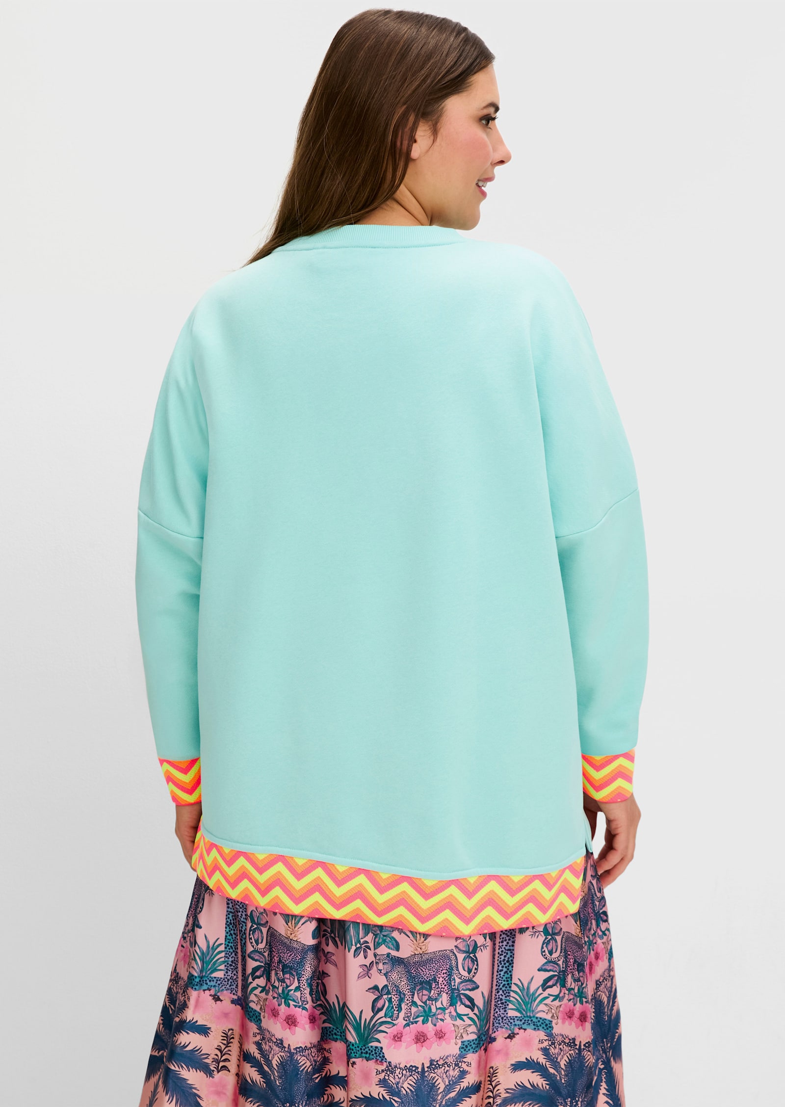 sheego loves miss goodlife Sweatshirt mit Frontdruck und Streifenbündchen - hellblau bedruckt