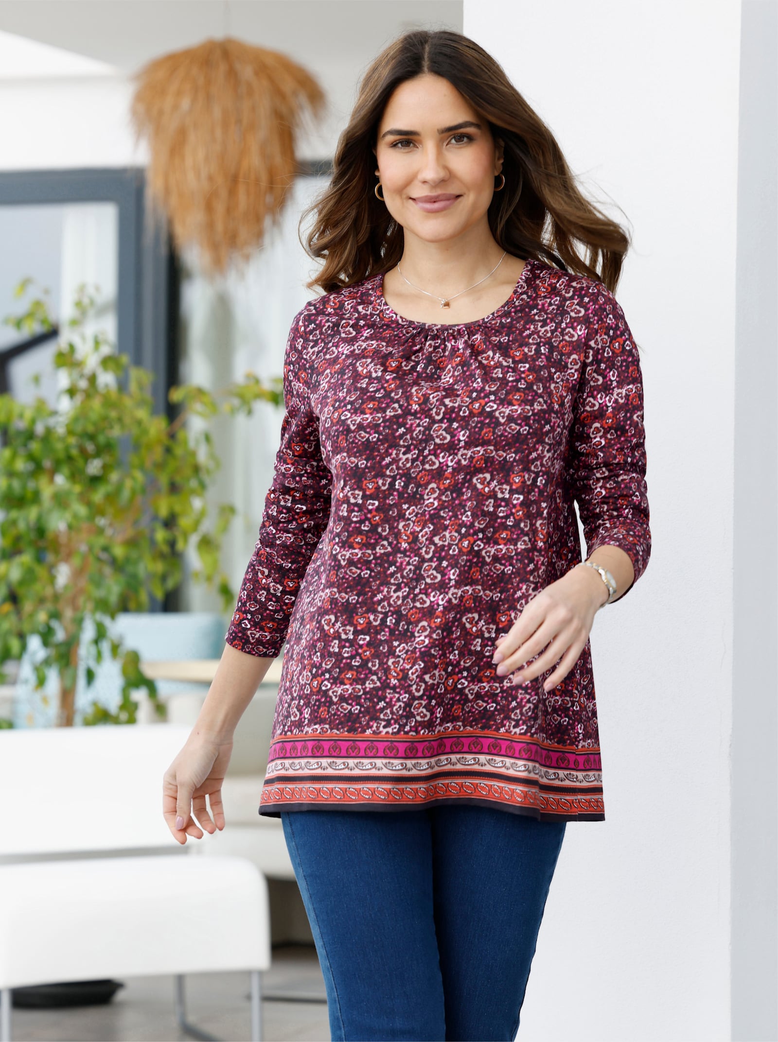 Longshirt mit Bordüren-Druck am Saum - schwarz-burgund-bedruckt