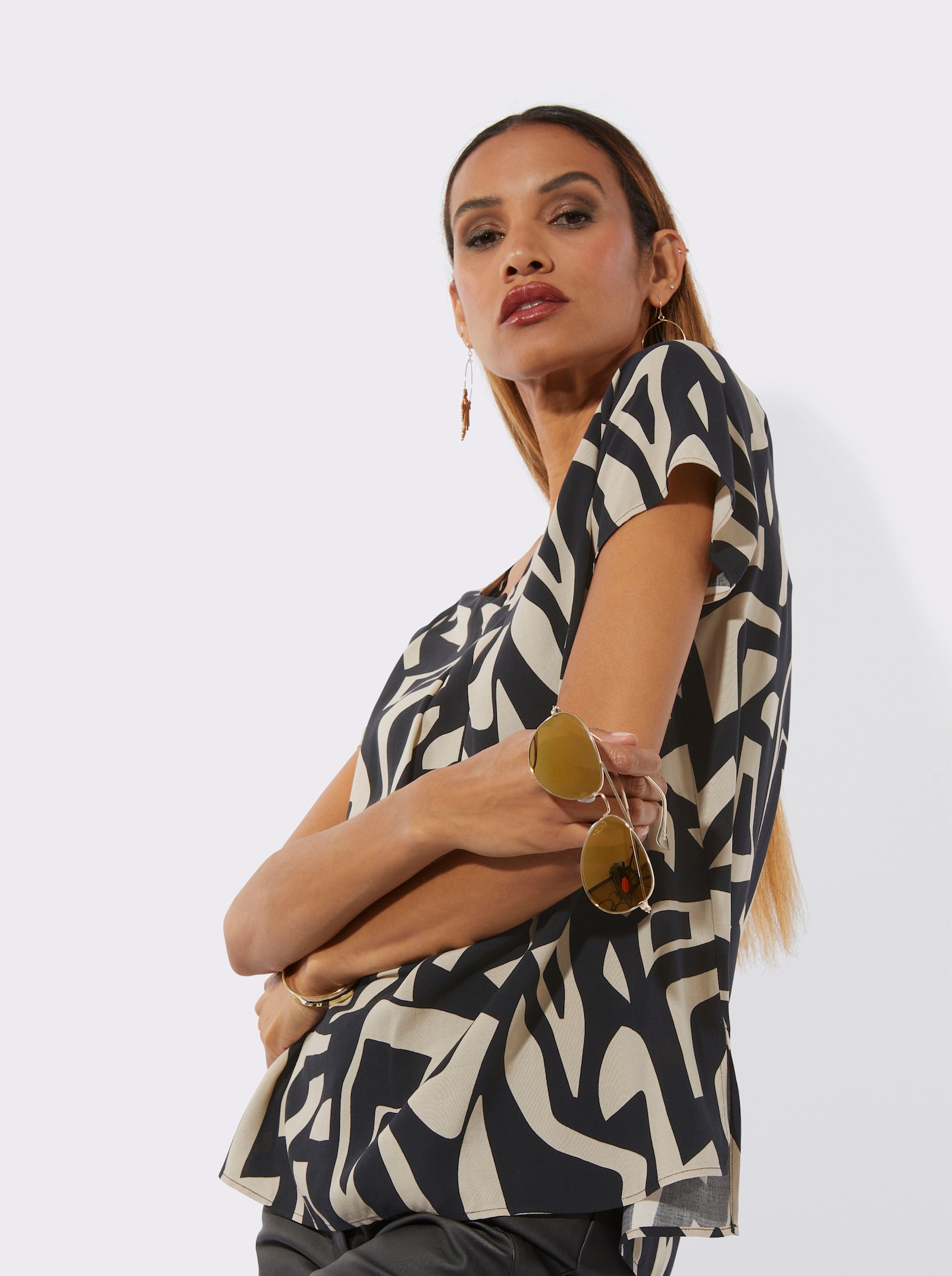 Blouse met korte mouwen en grafische print - zand/zwart gedessineerd