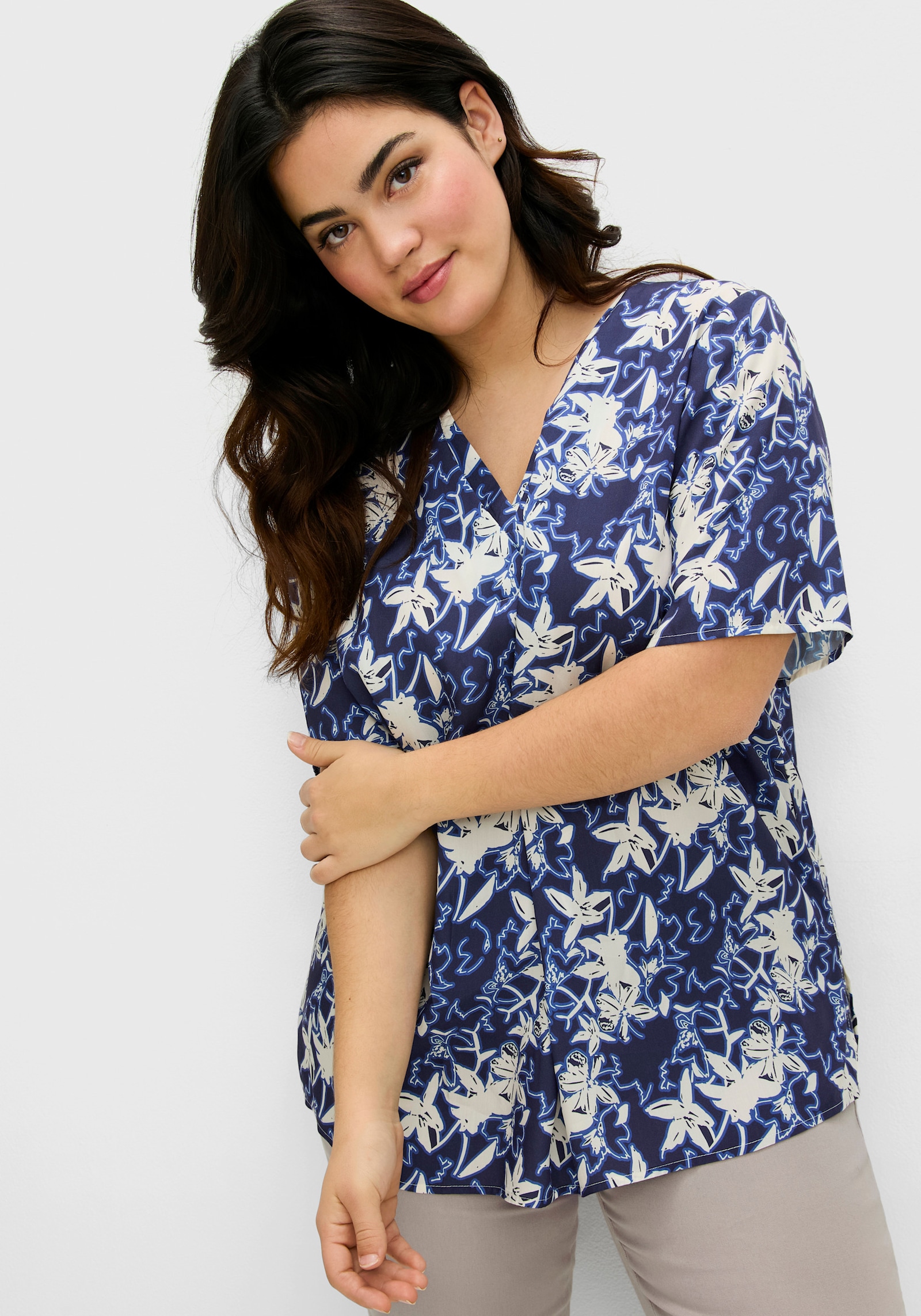 sheego Tunika mit Blumenprint und V-Ausschnitt - tiefblau-gemustert