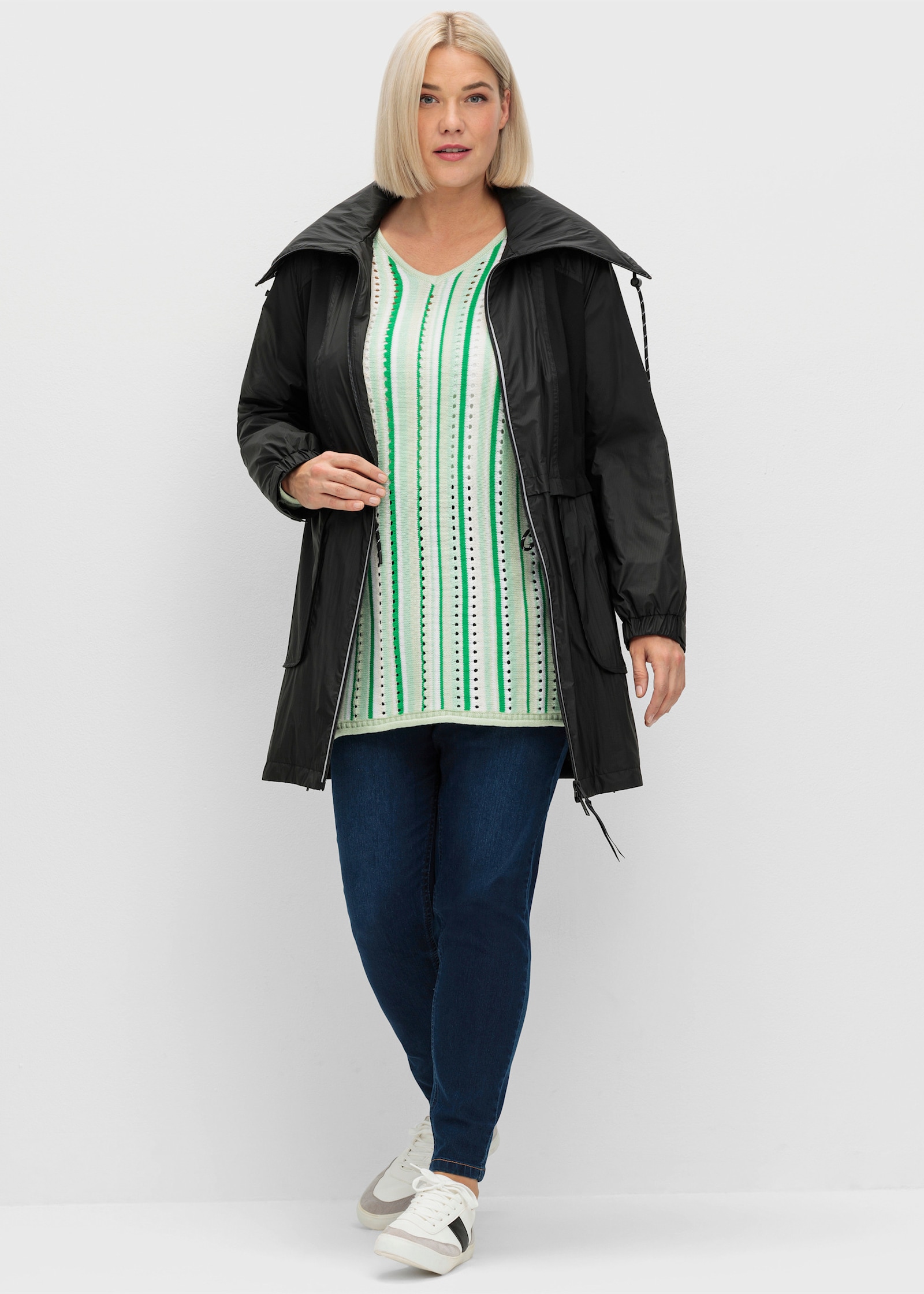 sheego Outdoorjacke mit Kontrastpassen - schwarz