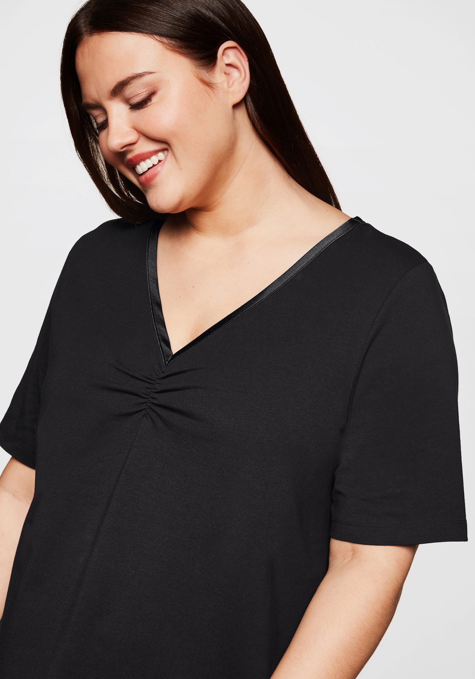 sheego Longshirt mit Raffung - schwarz