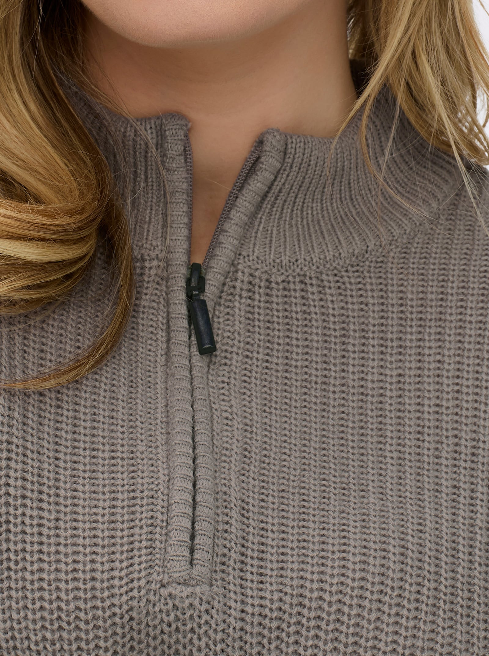 Stehkragenpullover in Patentstrick - taupe