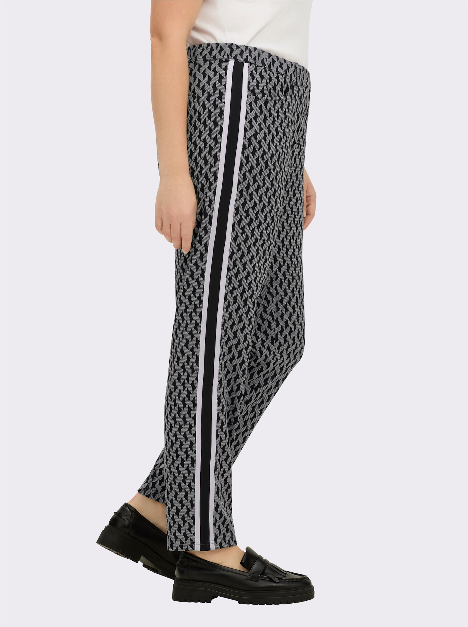 sheego Hose mit Jacquardmuster und Galonstreifen - schwarz-ecru-gemustert