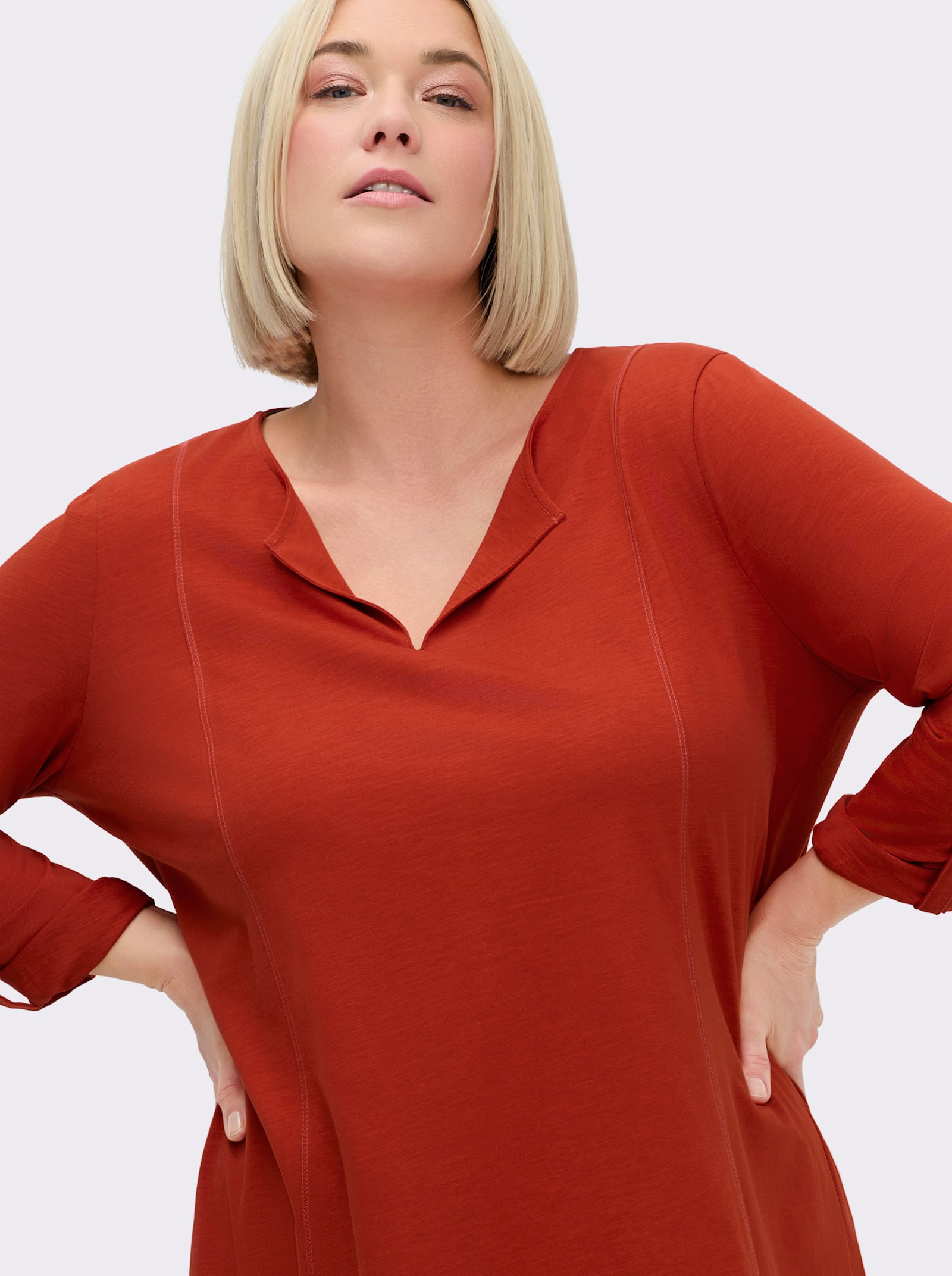 sheego Longshirt mit V-Schlitz und Krempelärmeln - rostrot