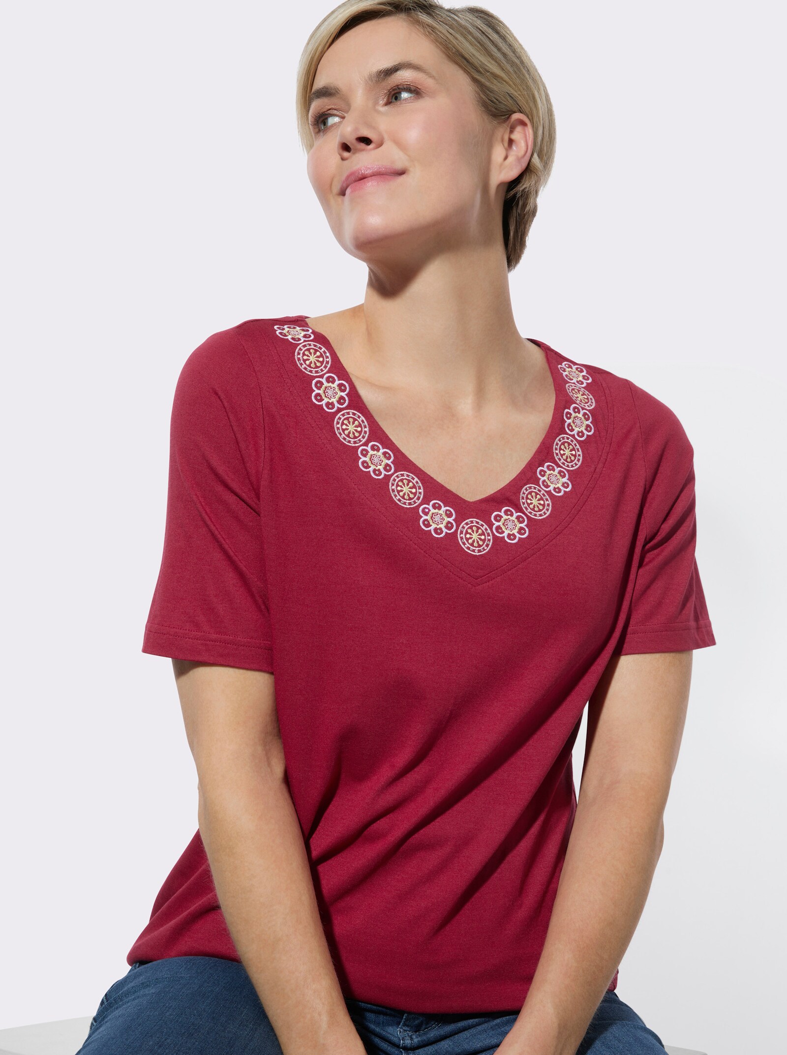 V-Shirt mit Stickereien und Glitzersteinchen - kirsche