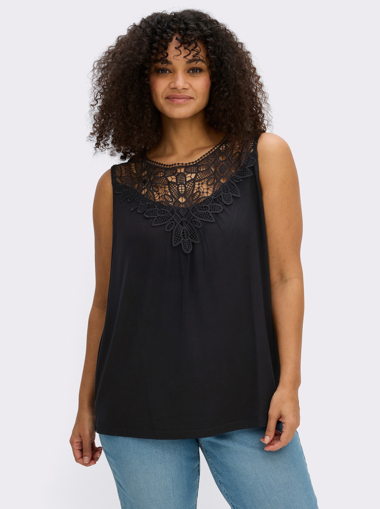 Shirttop mit Spitze am Ausschnitt - schwarz