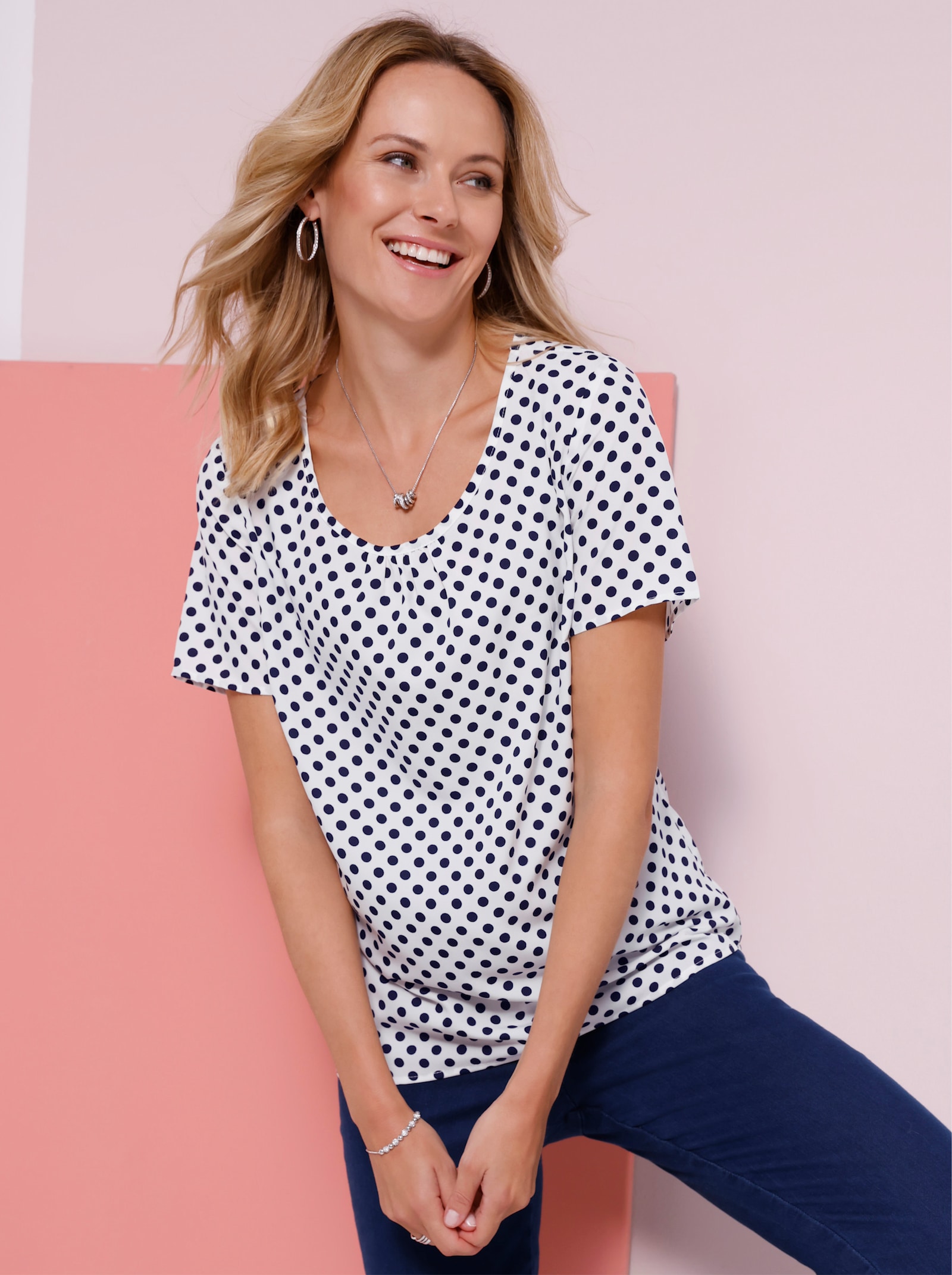 Bekväm blus med rynkning, prickig - ecru-marin, prickig