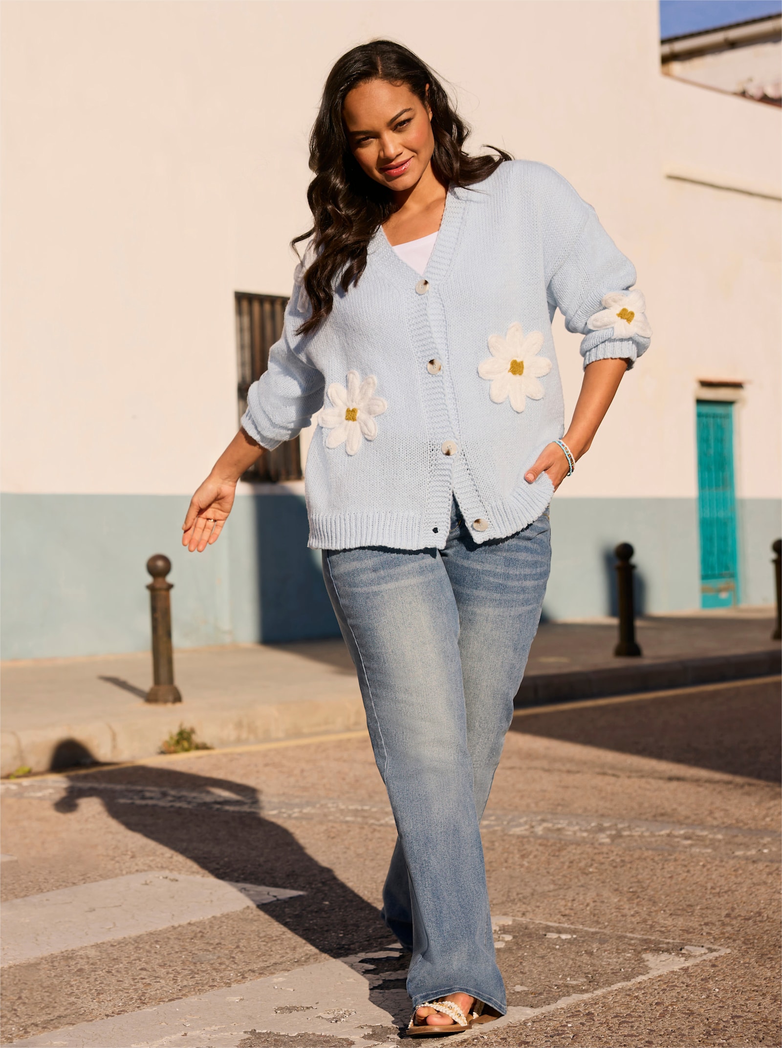 sheego by Joe Browns Strickjacke mit Blütenmuster - hellblau