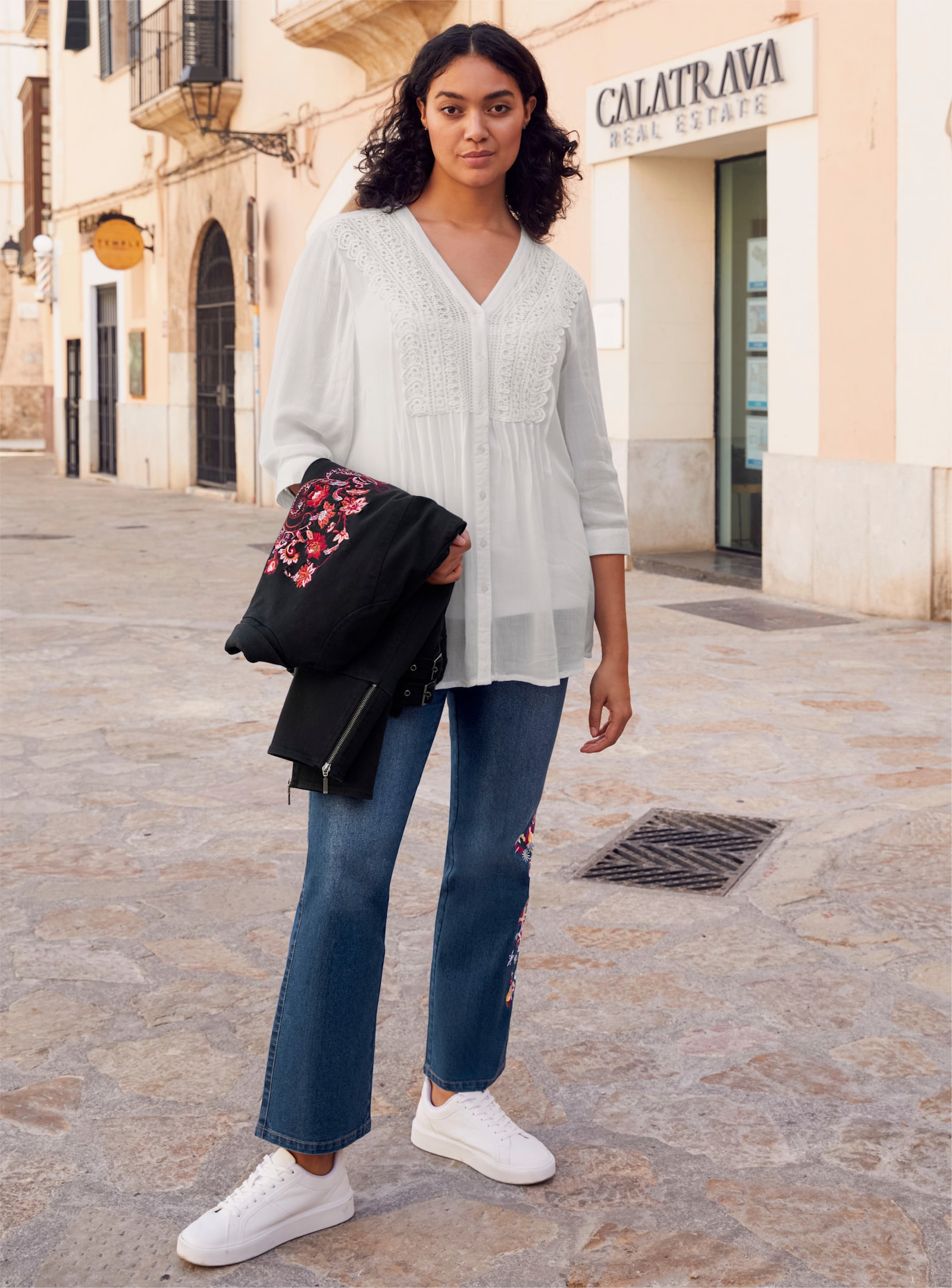 sheego by Joe Browns Crêpebluse mit Biesen und Häkelspitze - weiß