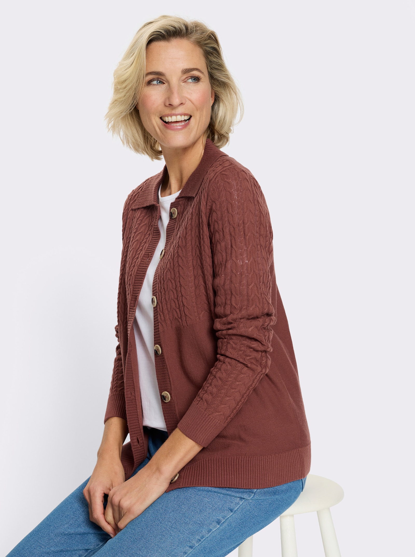 Strickjacke mit Zopfmuster - rotbraun