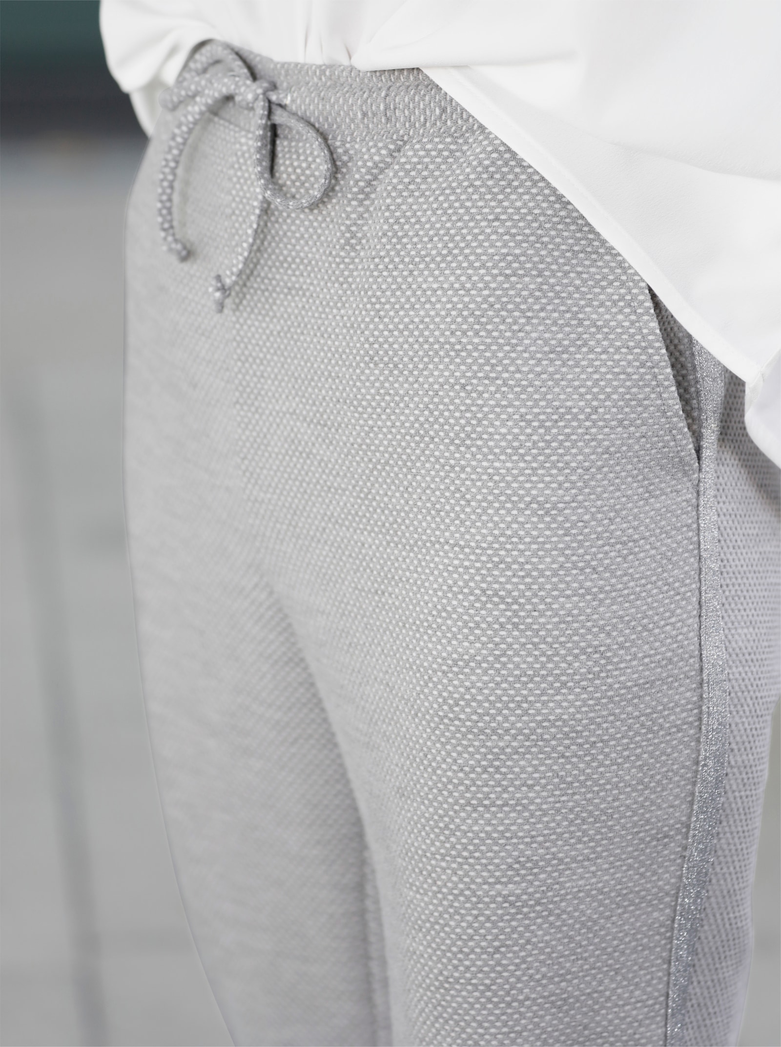 Schlupfhose mit silberfarbenen Galonstreifen - steingrau-gemustert