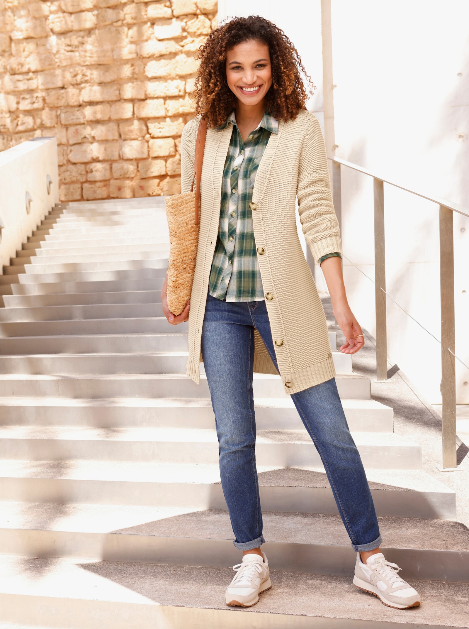 Strickjacke mit Knöpfen in Horn-Optik - elfenbein