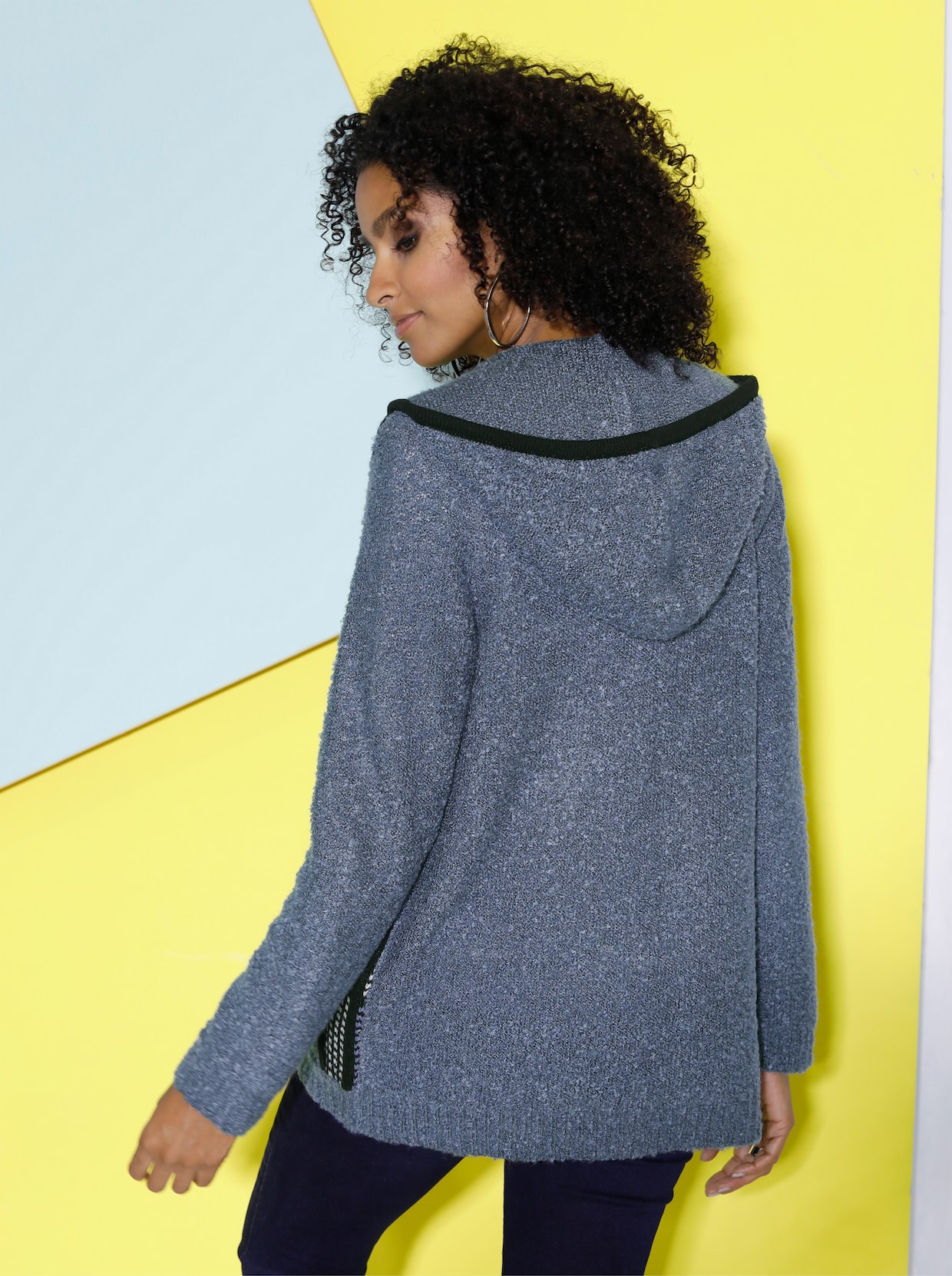 Pletený sveter s kapucňou - modrá vzorovaná