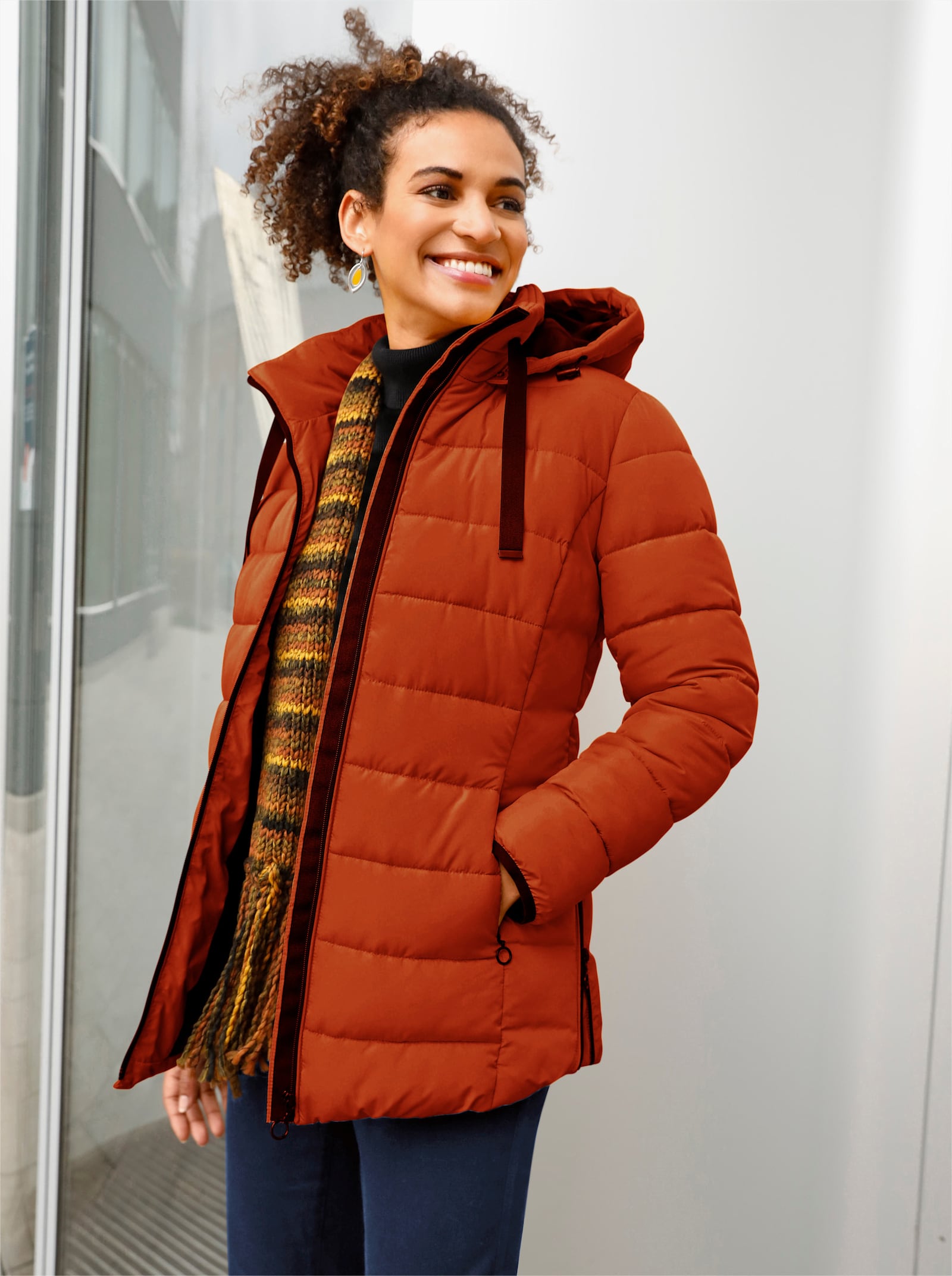 Gewatteerde jas met elastische contrastpaspels - roestrood