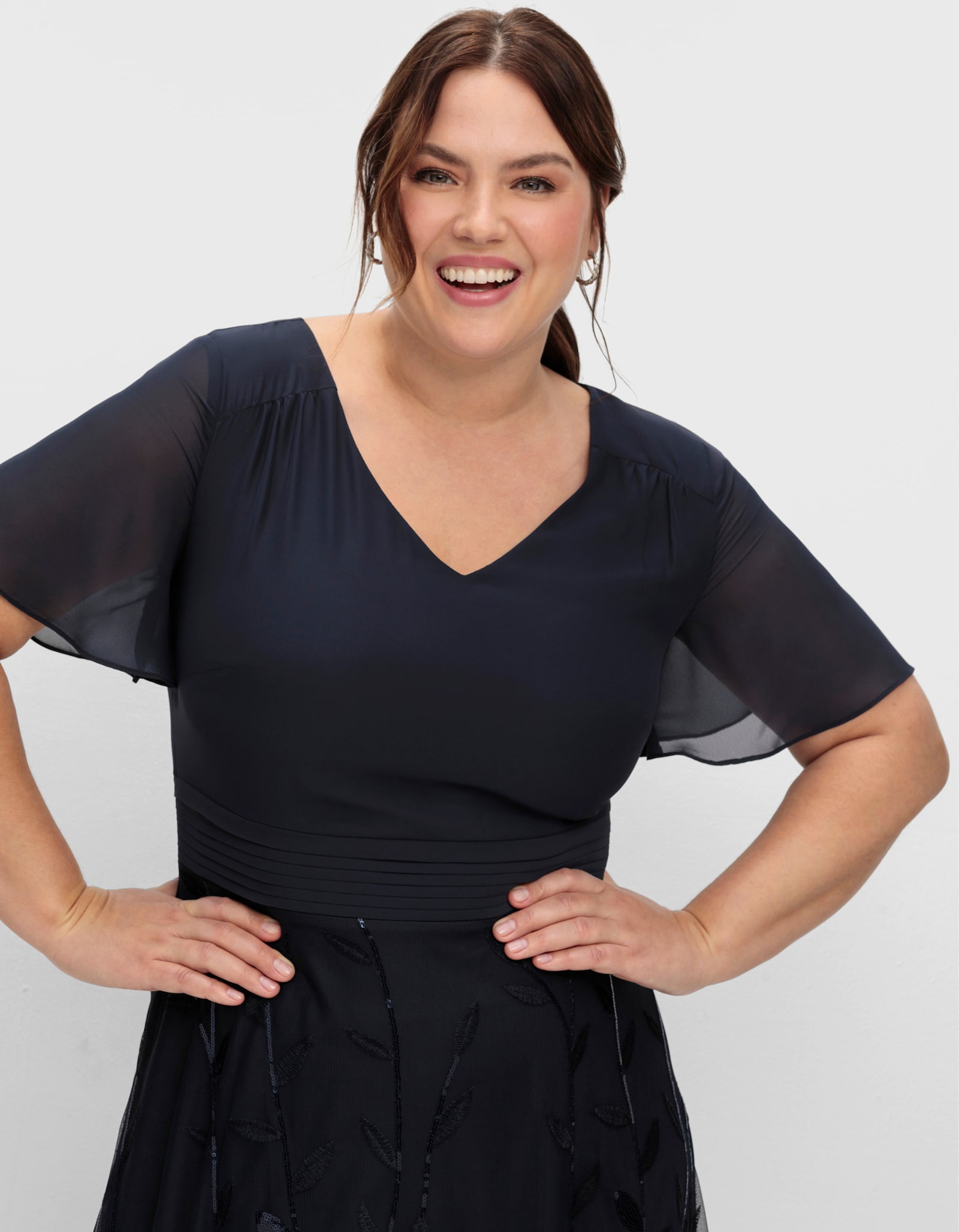 sheego Robe de soirée avec broderie et paillettes sur la partie jupe - bleu foncé