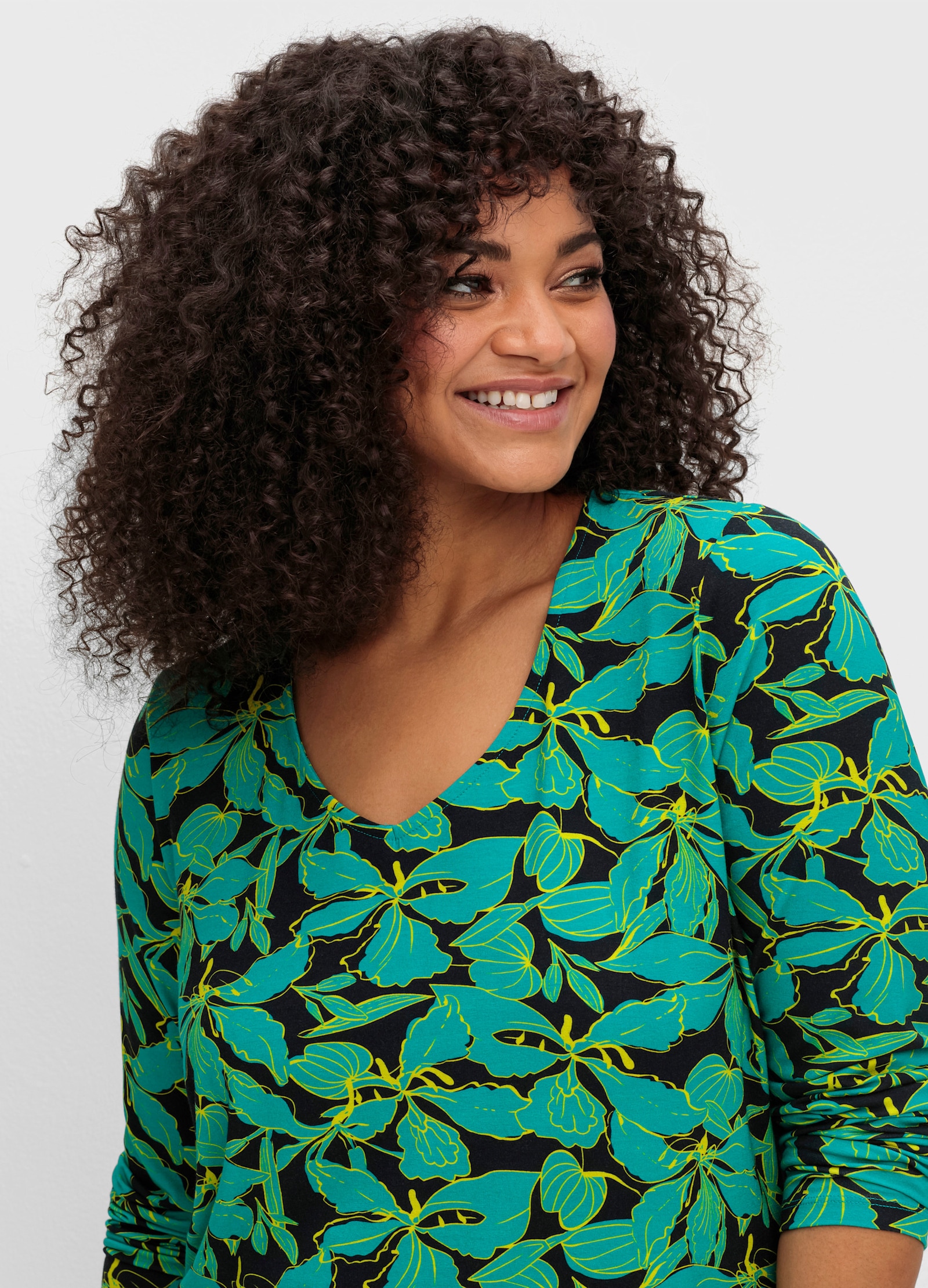 sheego by Joe Browns T-shirt à manches longues avec imprimé floral abstrait - noir à motifs