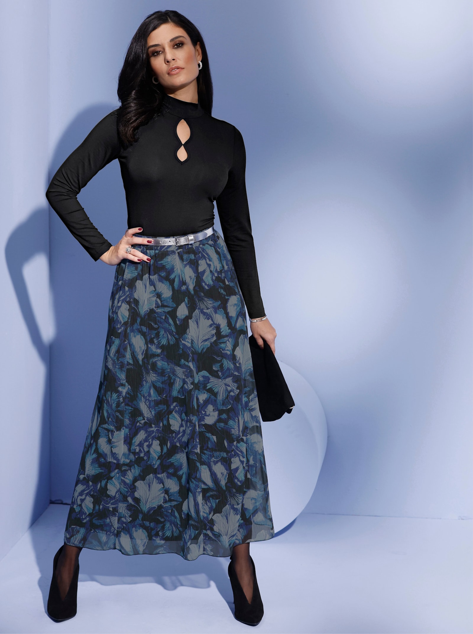 Webrock in Bahnenform, floral - schwarz-royalblau-bedruckt