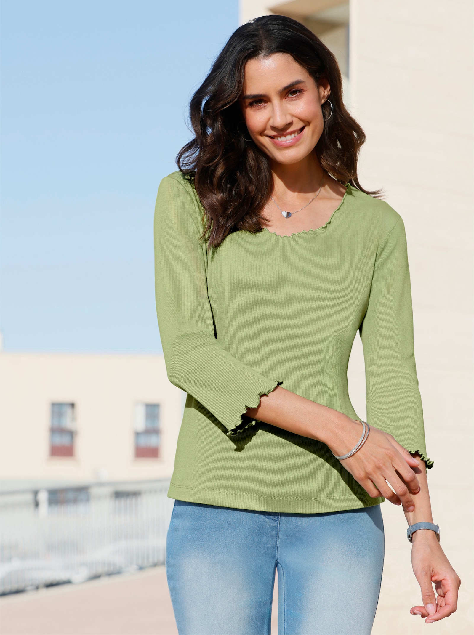 Shirt met golvende zoom bij de V-hals en aan de mouwen - lindegroen