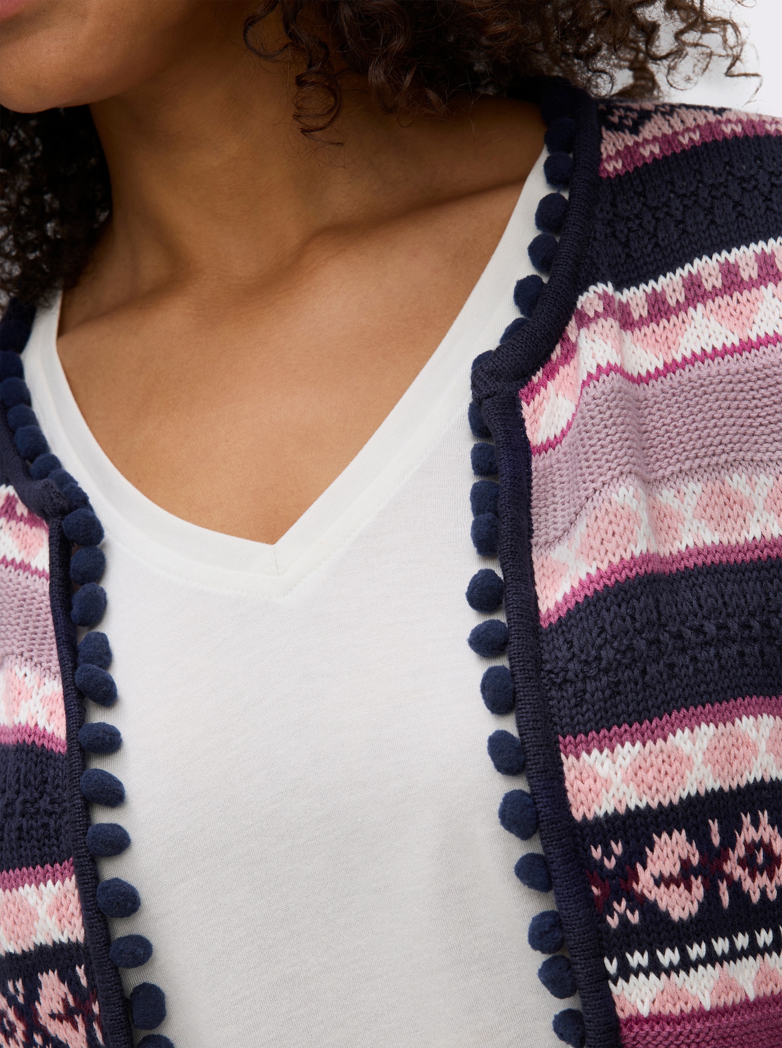 Strickjacke mit Bommel-Borte - marine-erika-gemustert