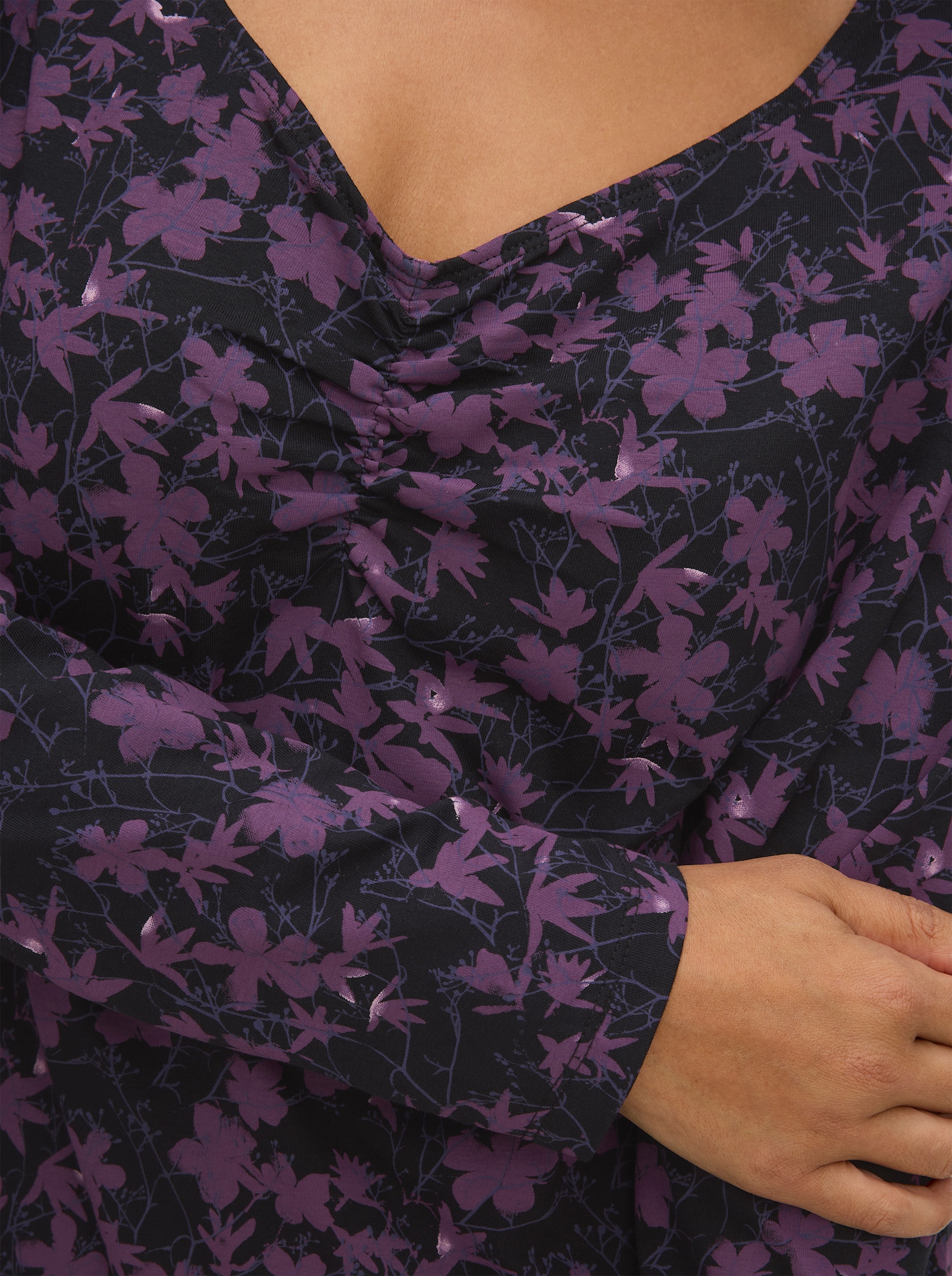 sheego Langarmshirt mit Raffung am Ausschnitt - schwarz-traube-gemustert