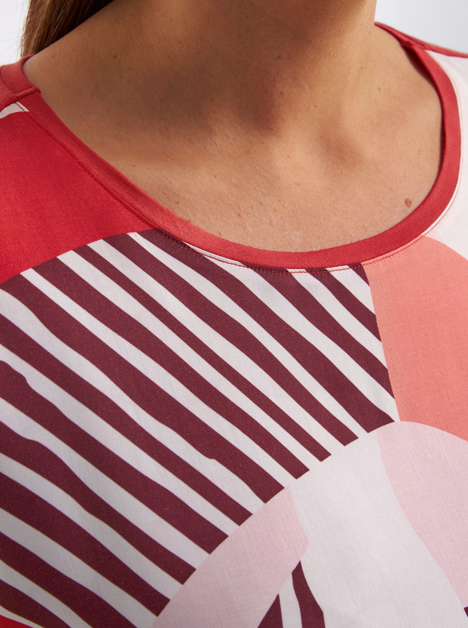 sheego Blusenshirt mit Grafikprint vorn - erdbeere-koralle-bedruckt