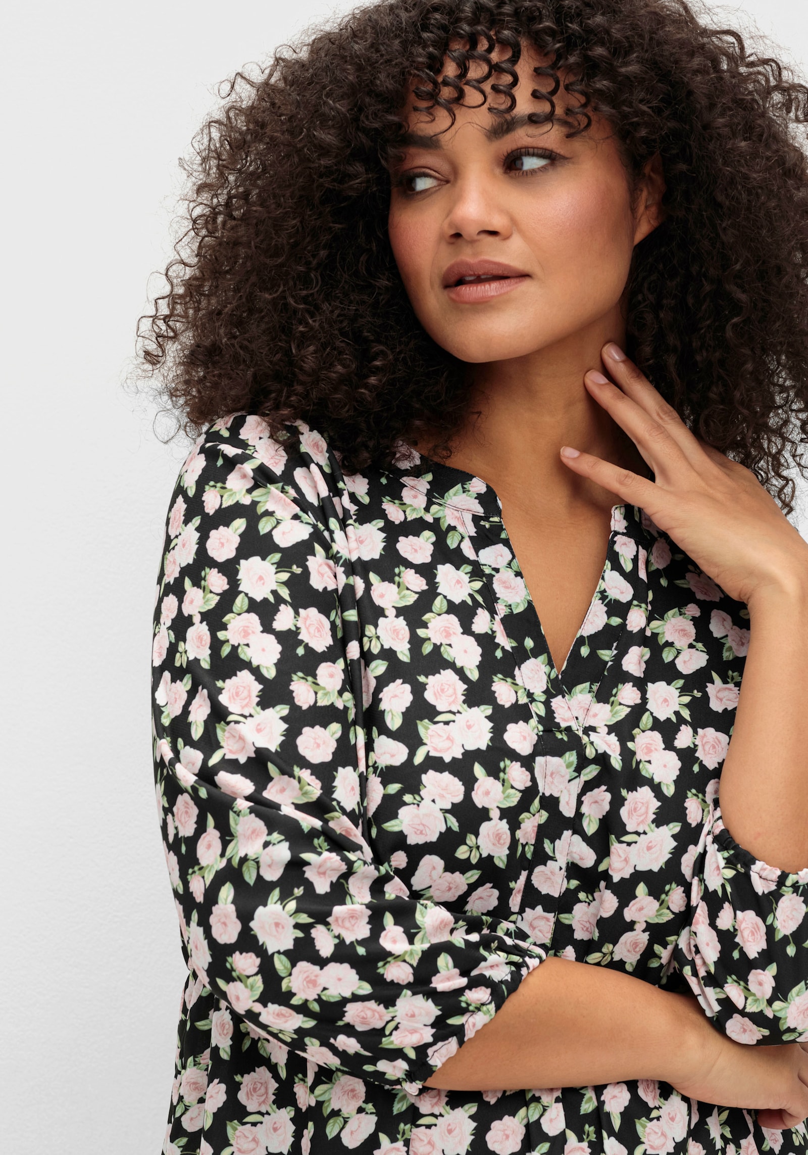 Blumenkleid mit stufigem Rock - schwarz-weiß-gemustert