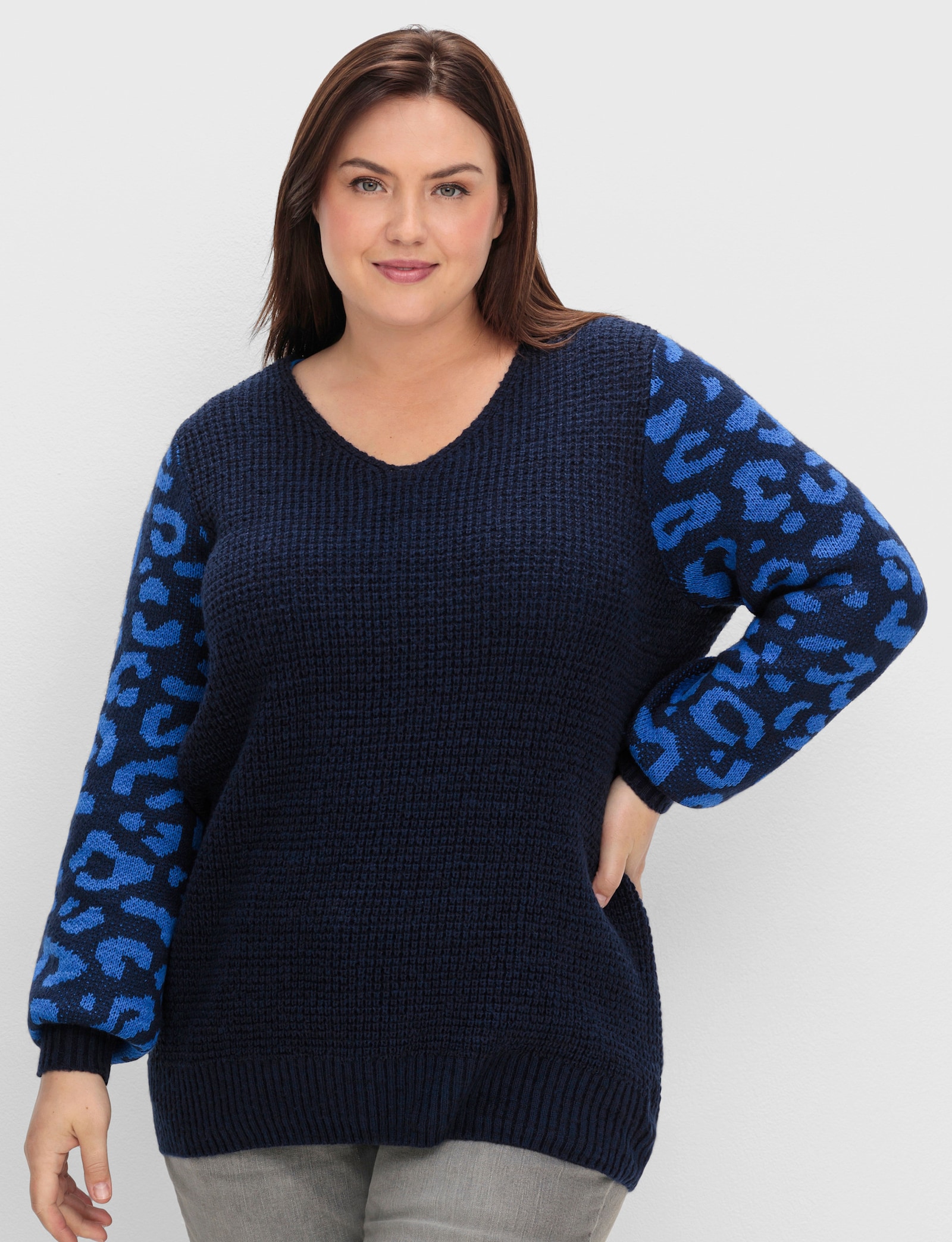 sheego V-Ausschnitt-Pullover Ballonärmel mit Leo-Muster - tiefblau-gemustert