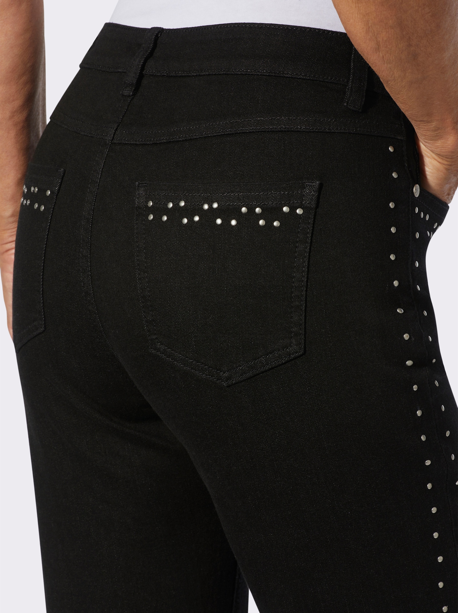 Jeans mit Ziernieten an den Seitennähten - black denim