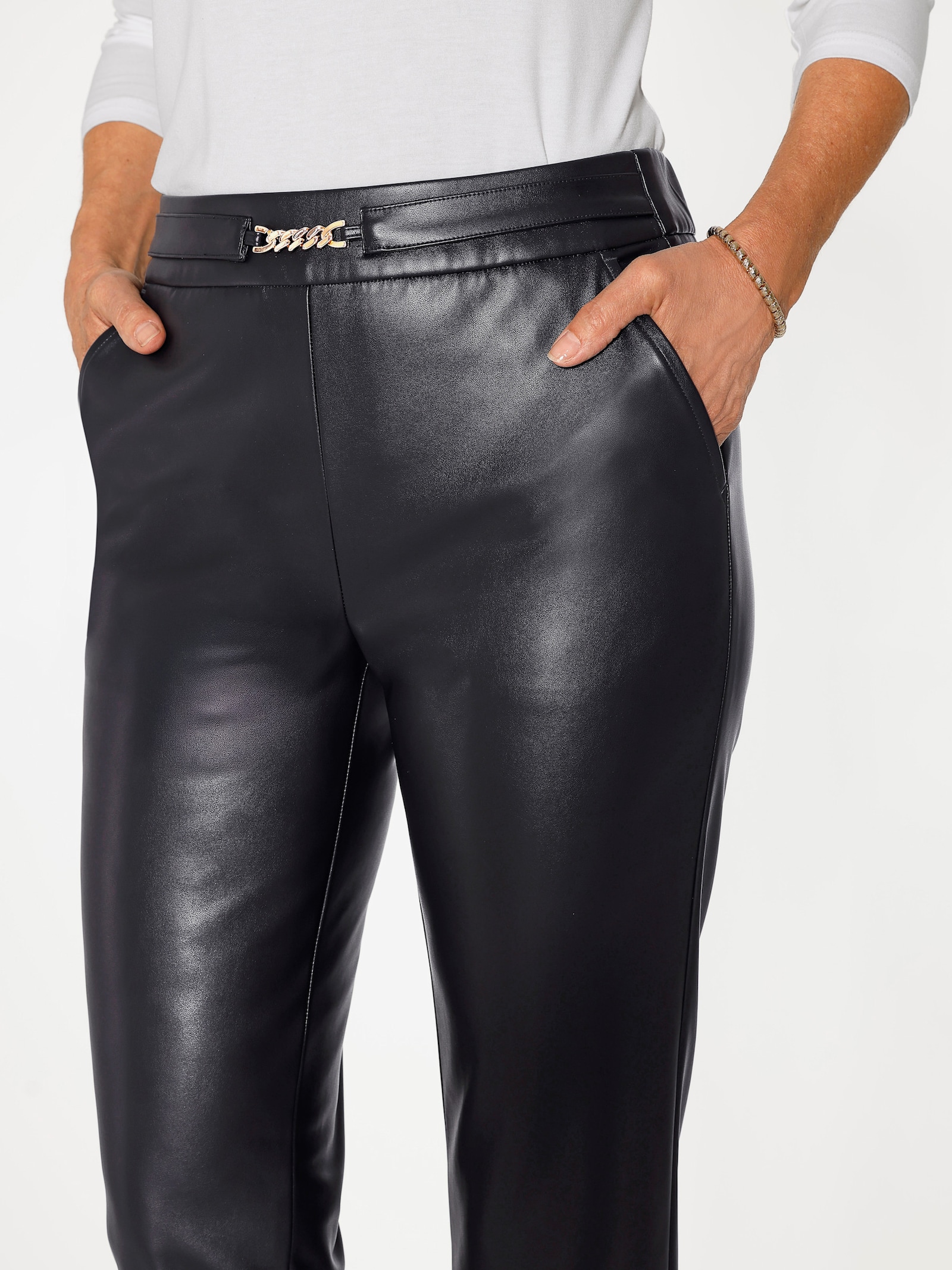 Lederimitathose mit Zierelement - schwarz