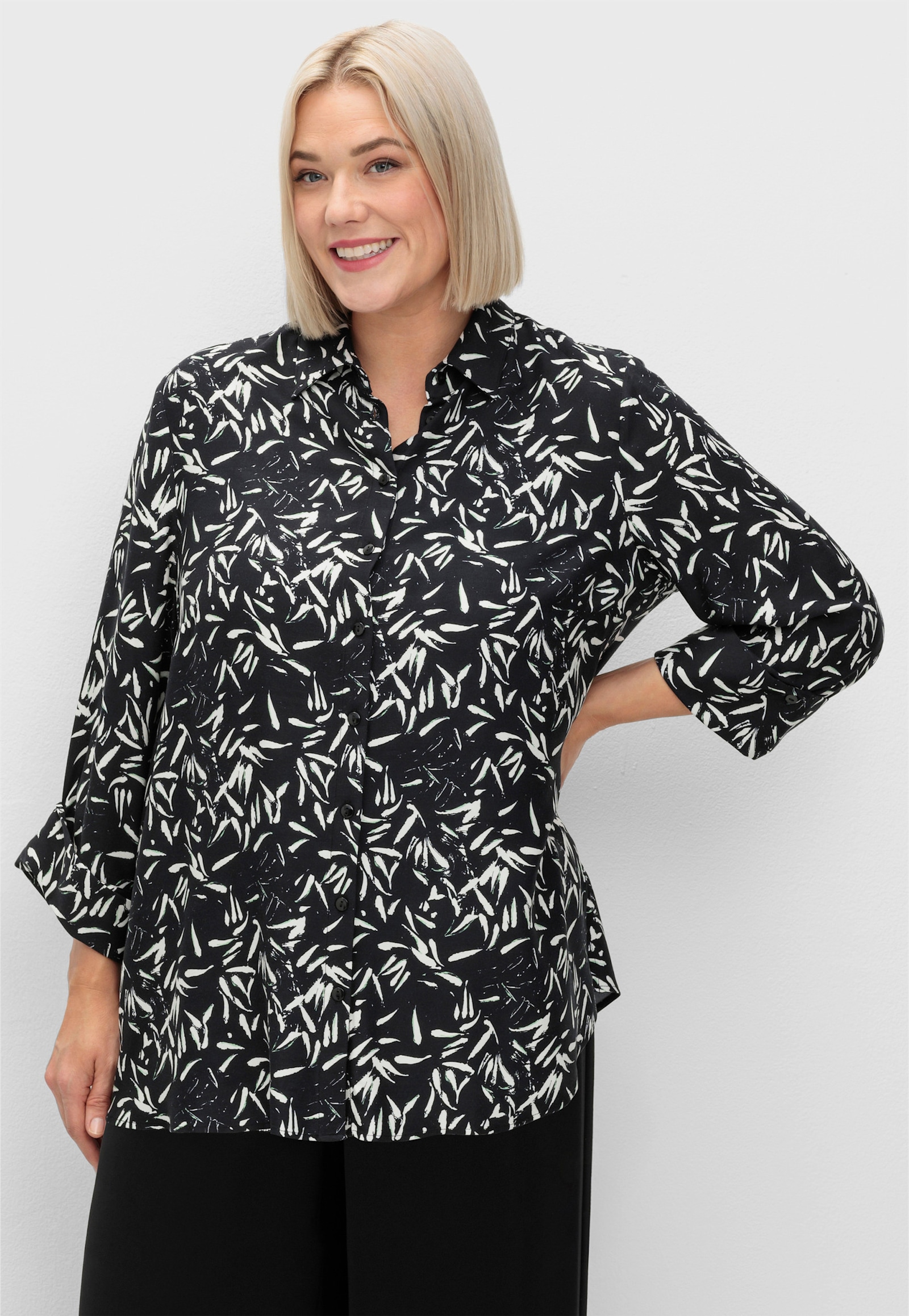 sheego Hemdbluse mit Blätterprint - schwarz-weiß gemustert