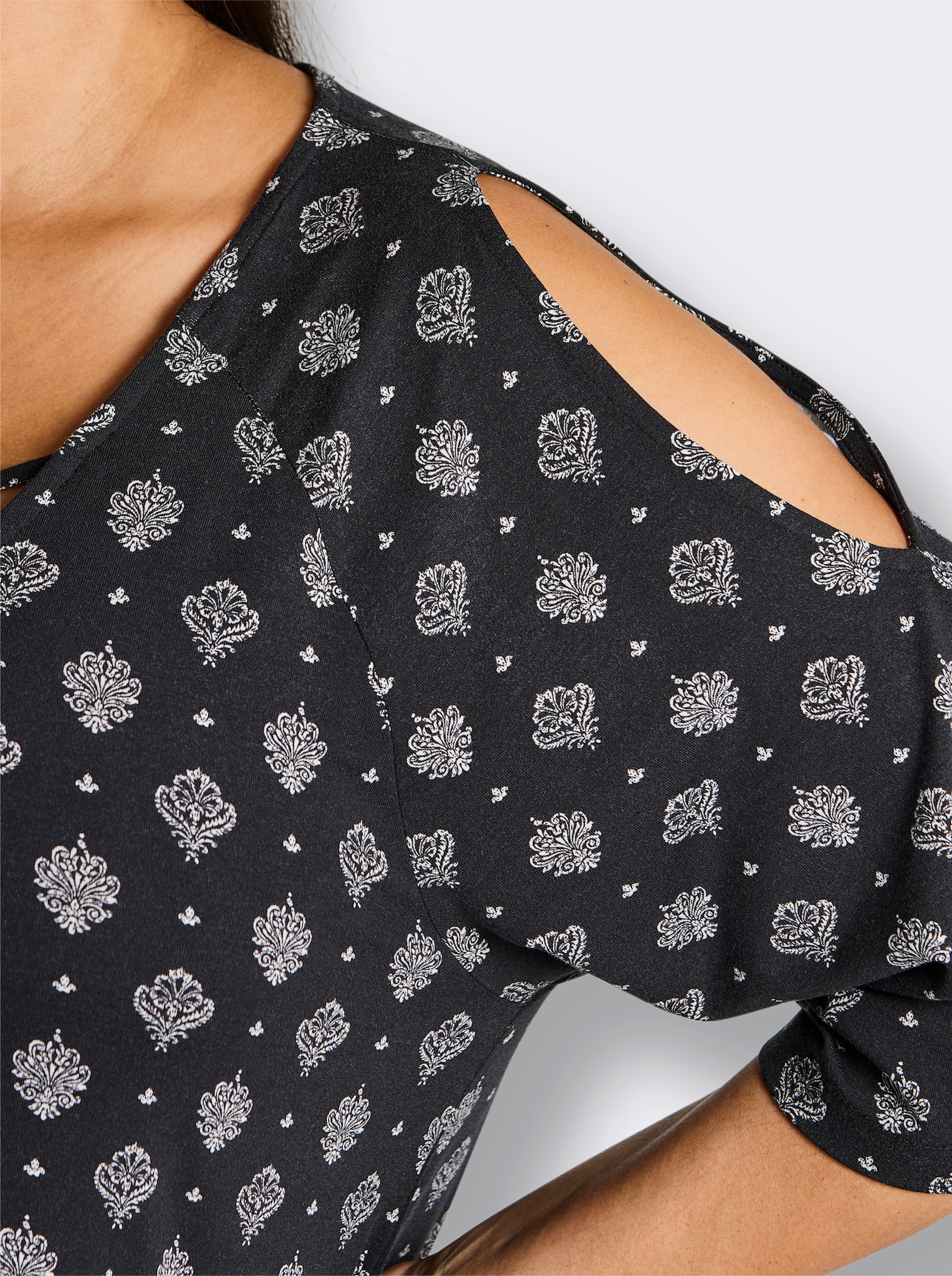 sheego Longshirt mit gekreuzten Bändern am Ausschnitt - schwarz-ecru-bedruckt