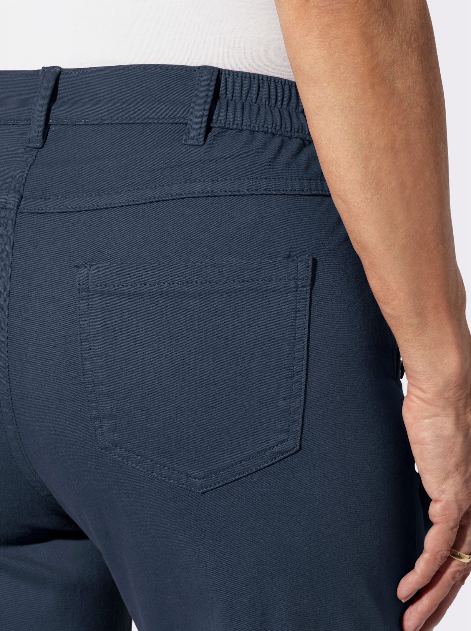 Stretch-Hose mit goldfarbenen Schmuckknöpfen - dunkelblau