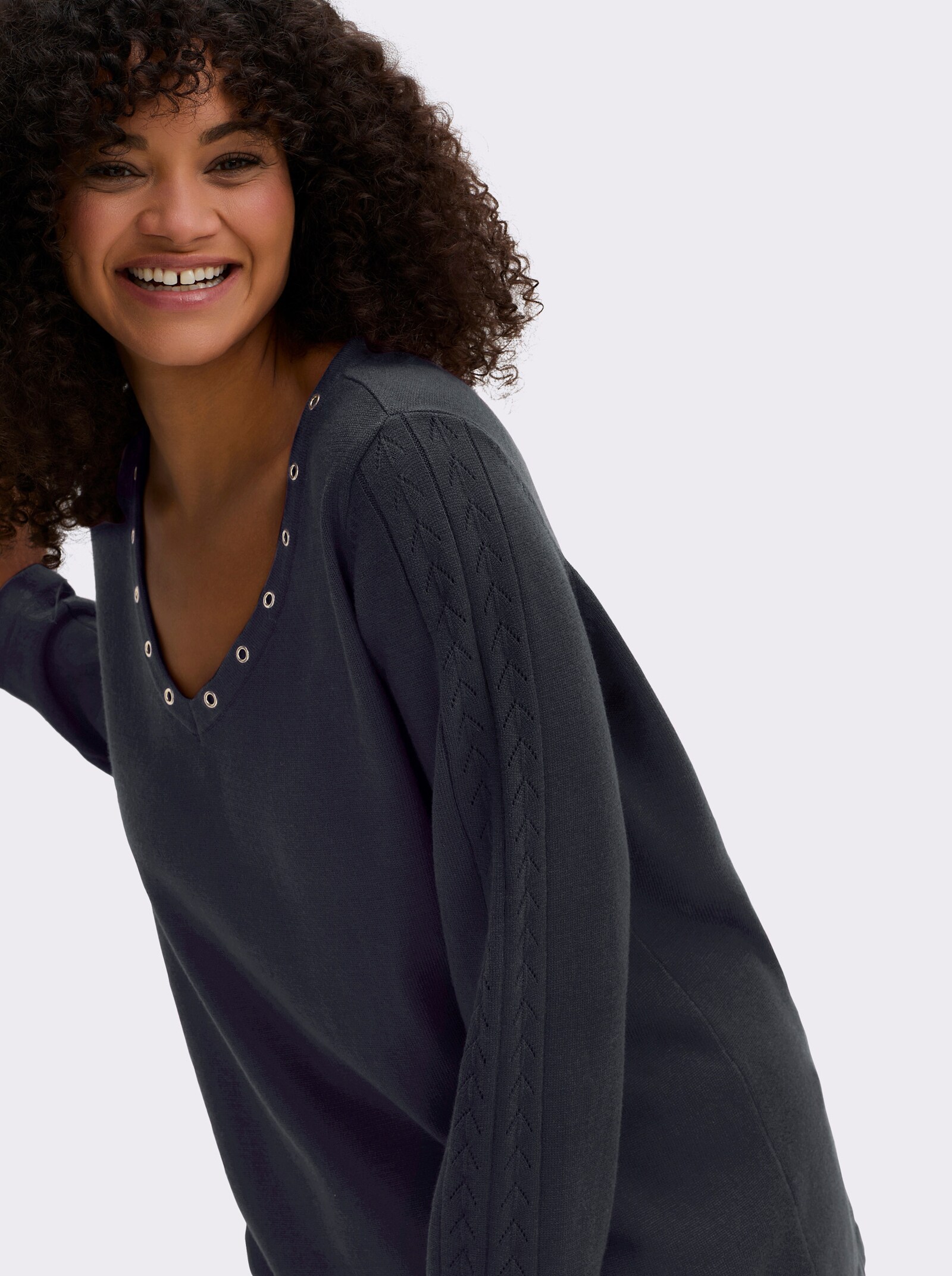 sheego Pullover mit tiefem V-Ausschnitt und Ösenverzierung - tiefblau