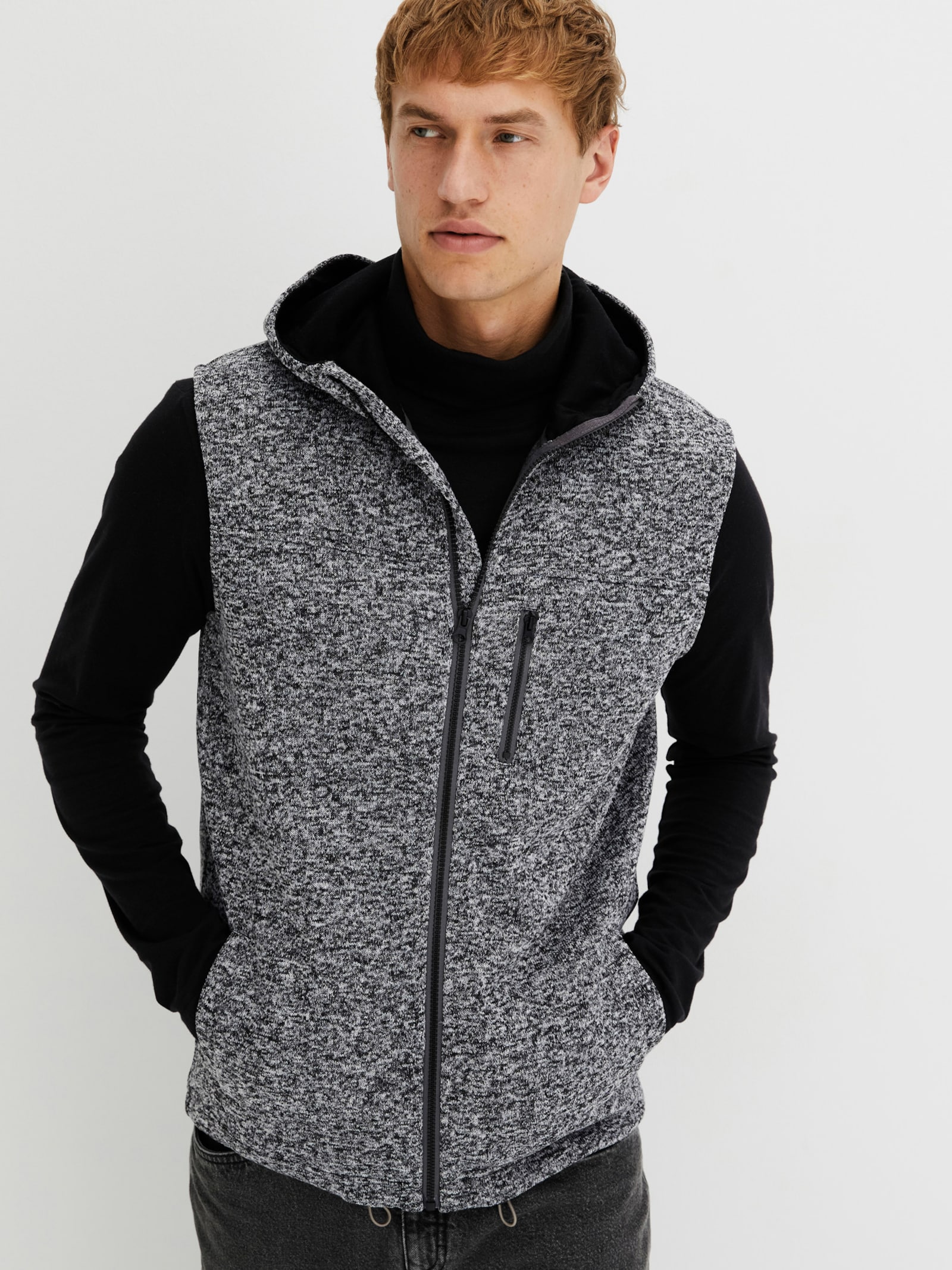 Strickfleecejacke ohne Ärmel - schwarz-meliert