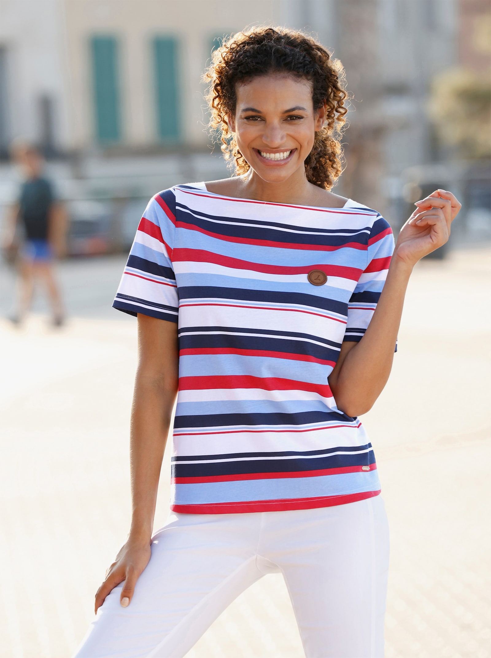 T-shirt à rayures fines avec encolure en U - marine-fraise à rayures fines