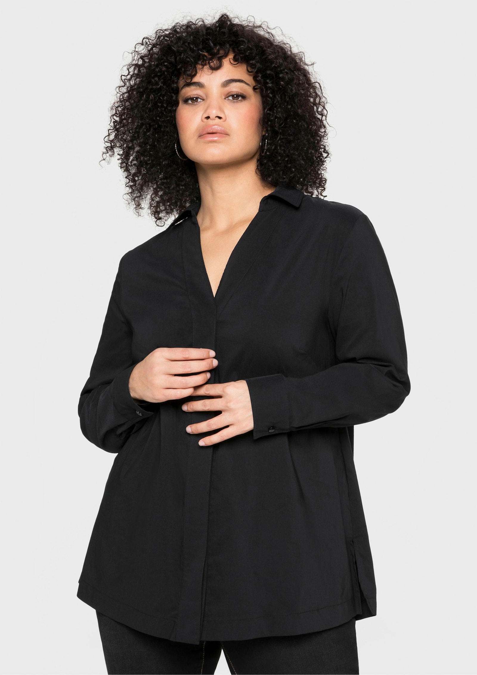 sheego Hemdbluse mit tiefem V-Ausschnitt - schwarz