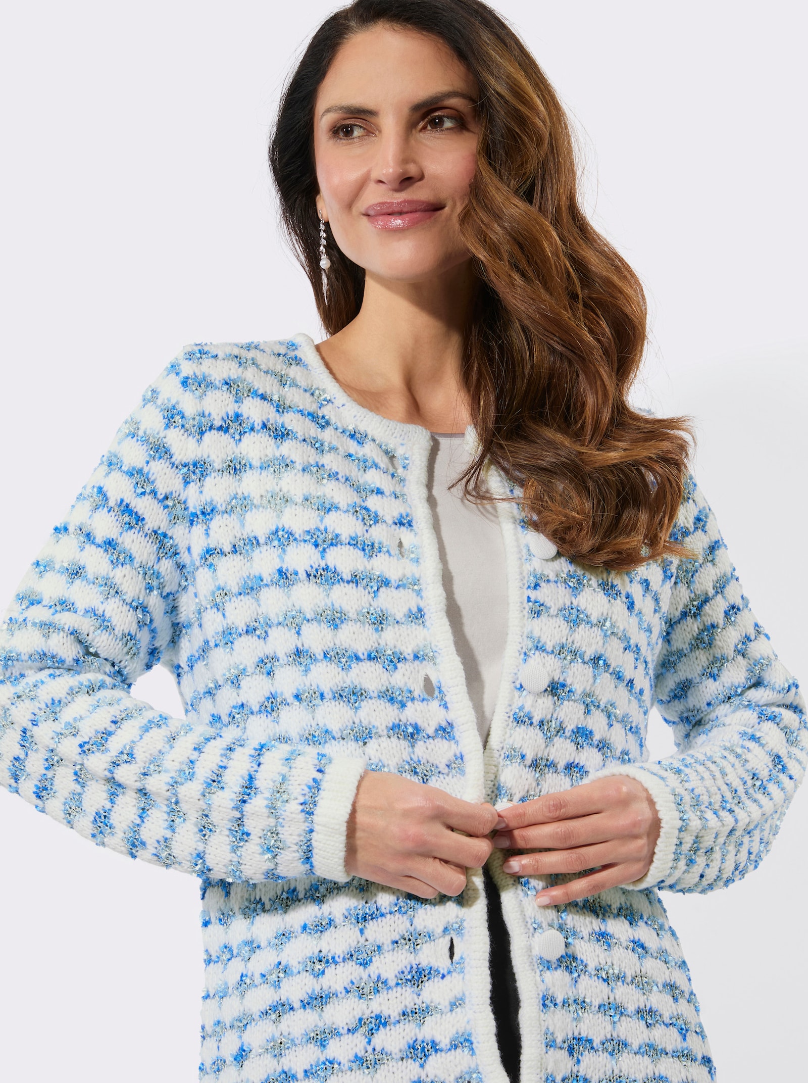 Cardigan aus Bouclé-Strick - ecru-rauchblau-meliert