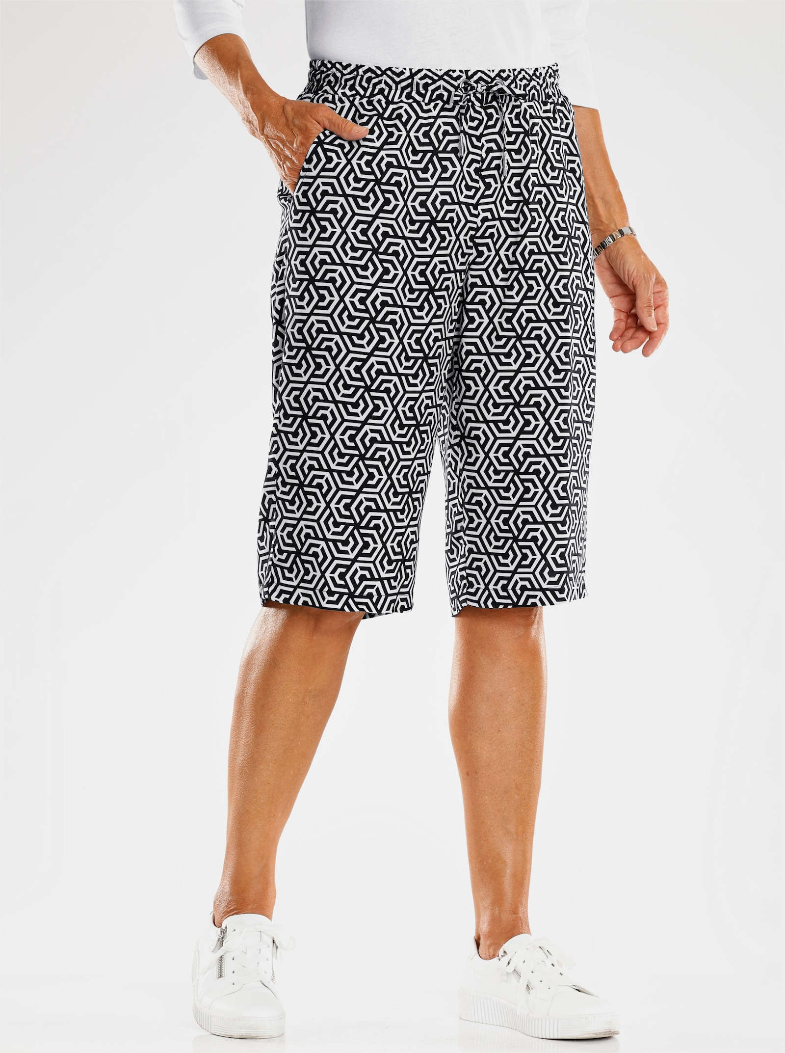 Bermudas mit regulierbarem Rundum-Dehnbund - weiss-schwarz-bedruckt