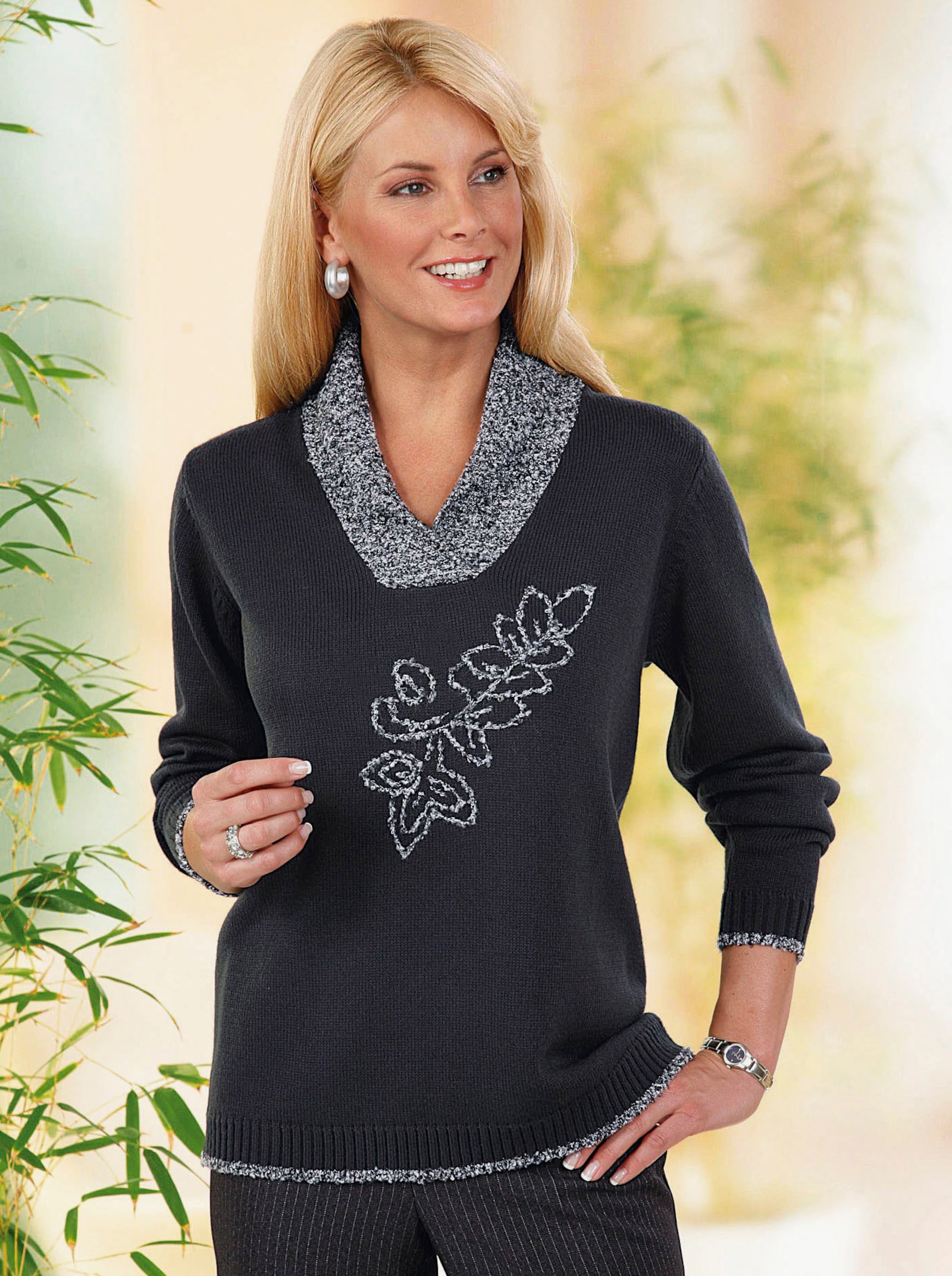 Gebreide pullover met bloemenborduursel - antraciet