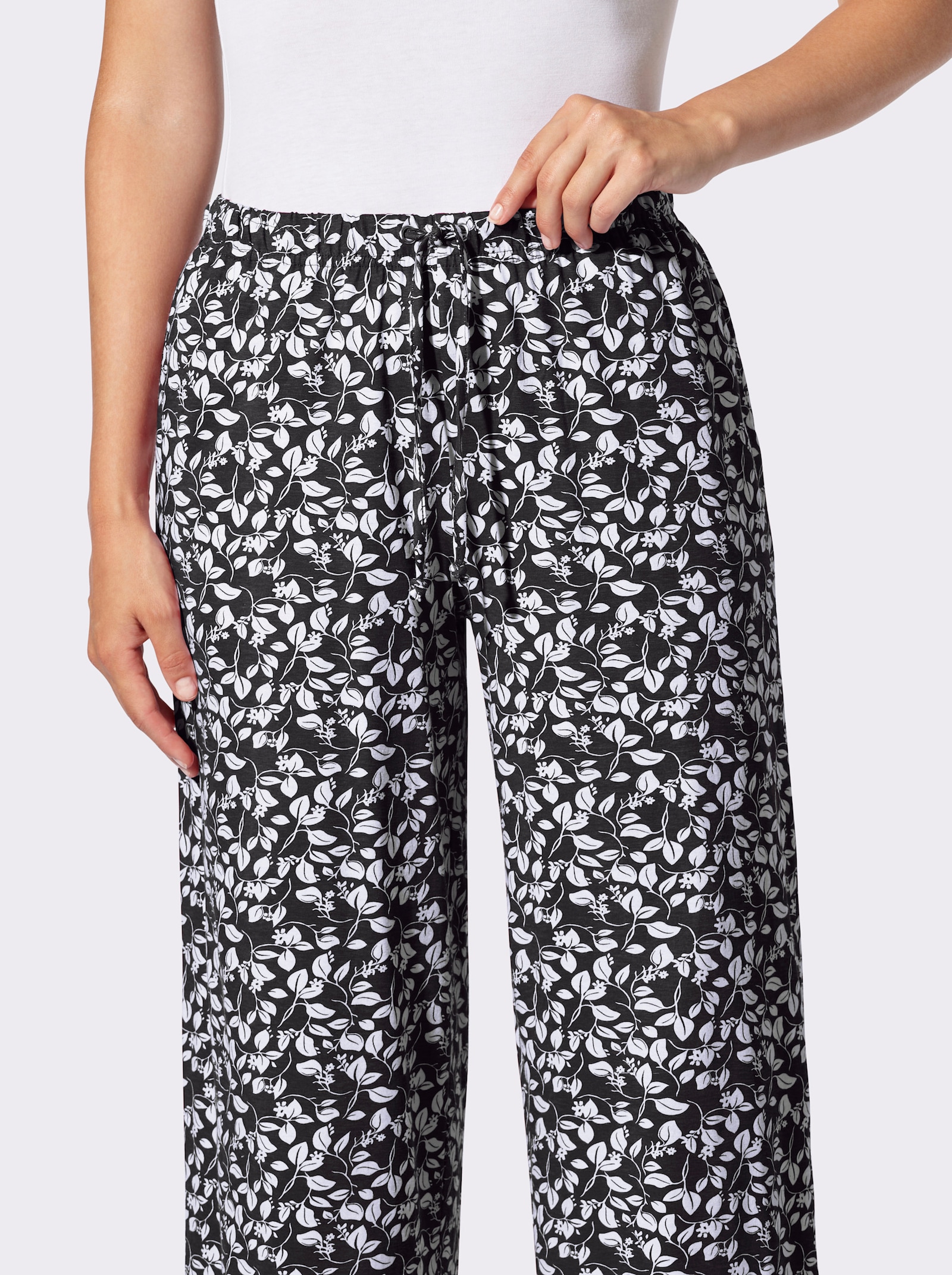 Schlupfhose mit Taschen - schwarz-weiß-bedruckt