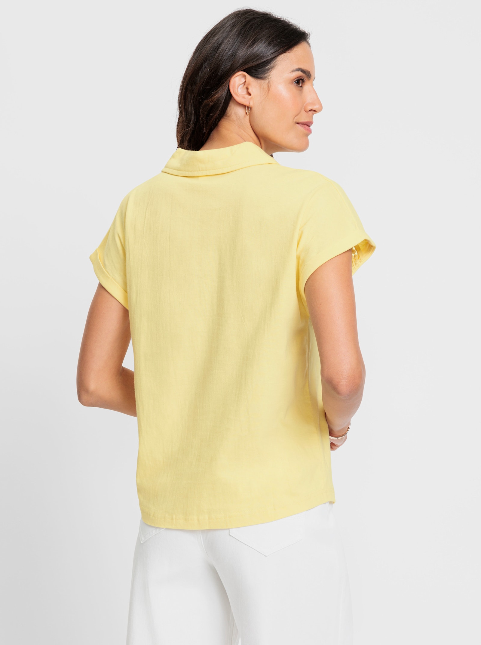 V-Shirt mit transparentem Spitzenband an der Schulter - zitrone