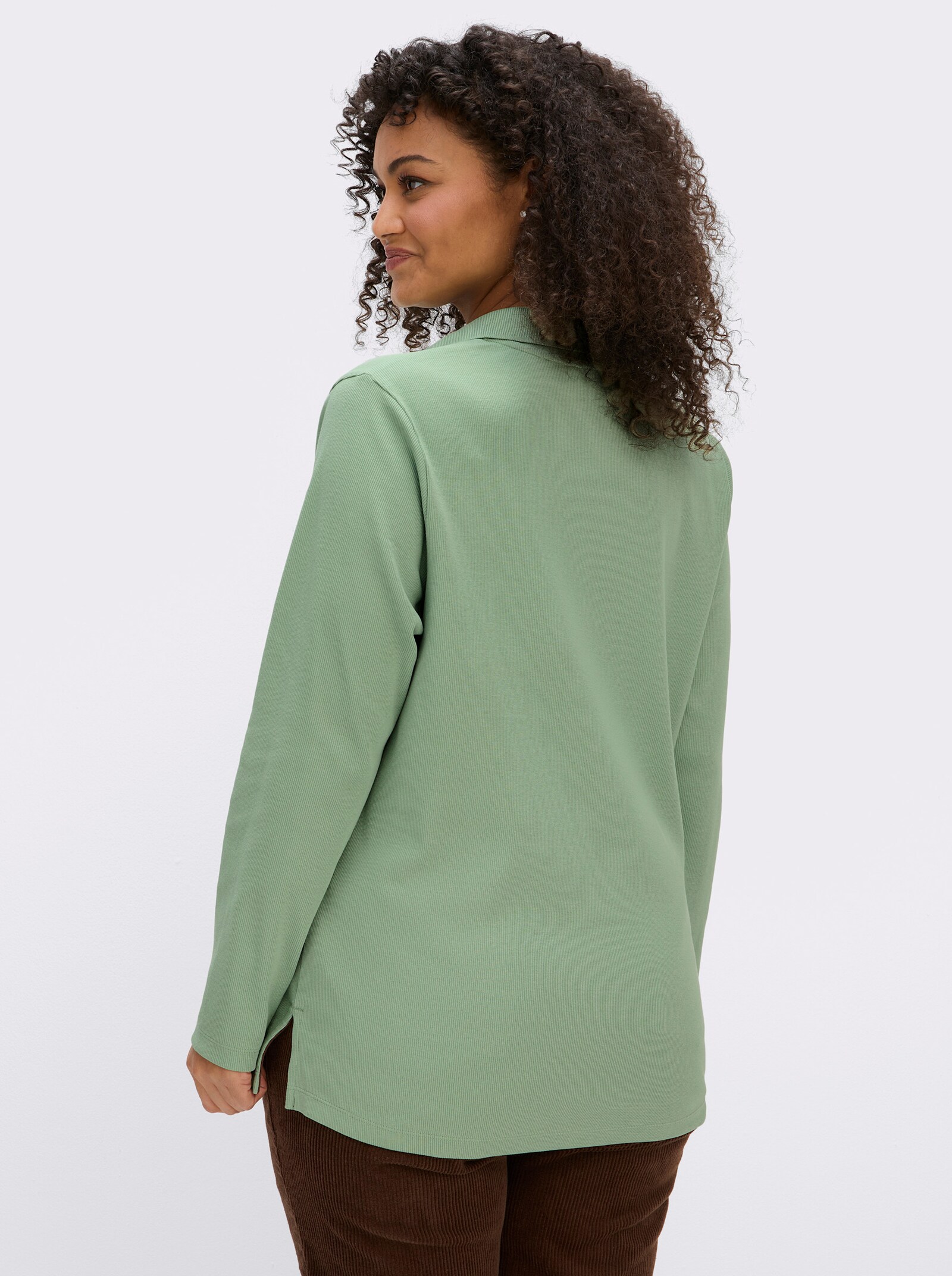 sheego Poloshirt mit offenem V-Ausschnitt - eucalyptus