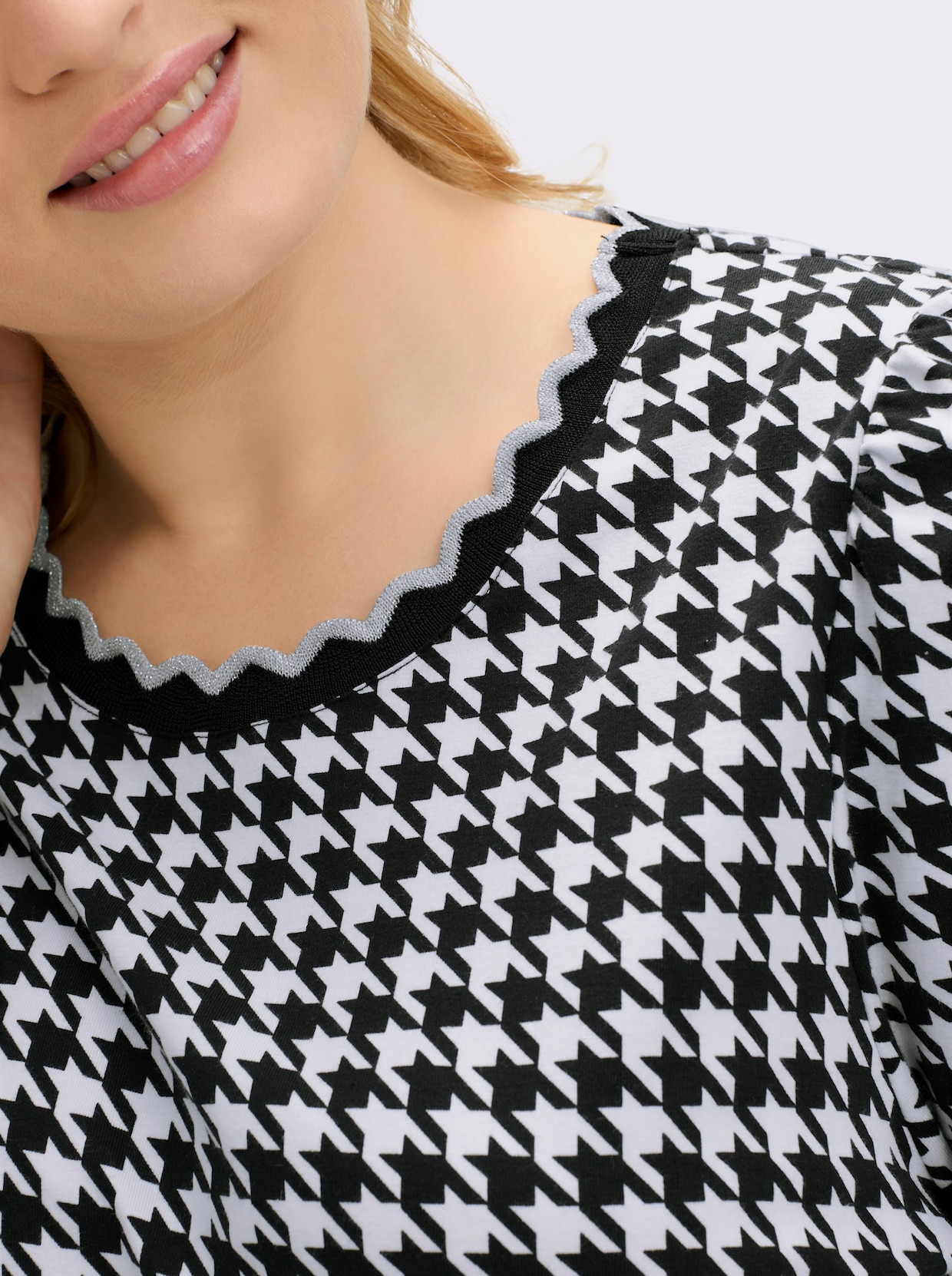 Rundhalsshirt mit Hahnentritt-Muster - schwarz-weiß-gemustert