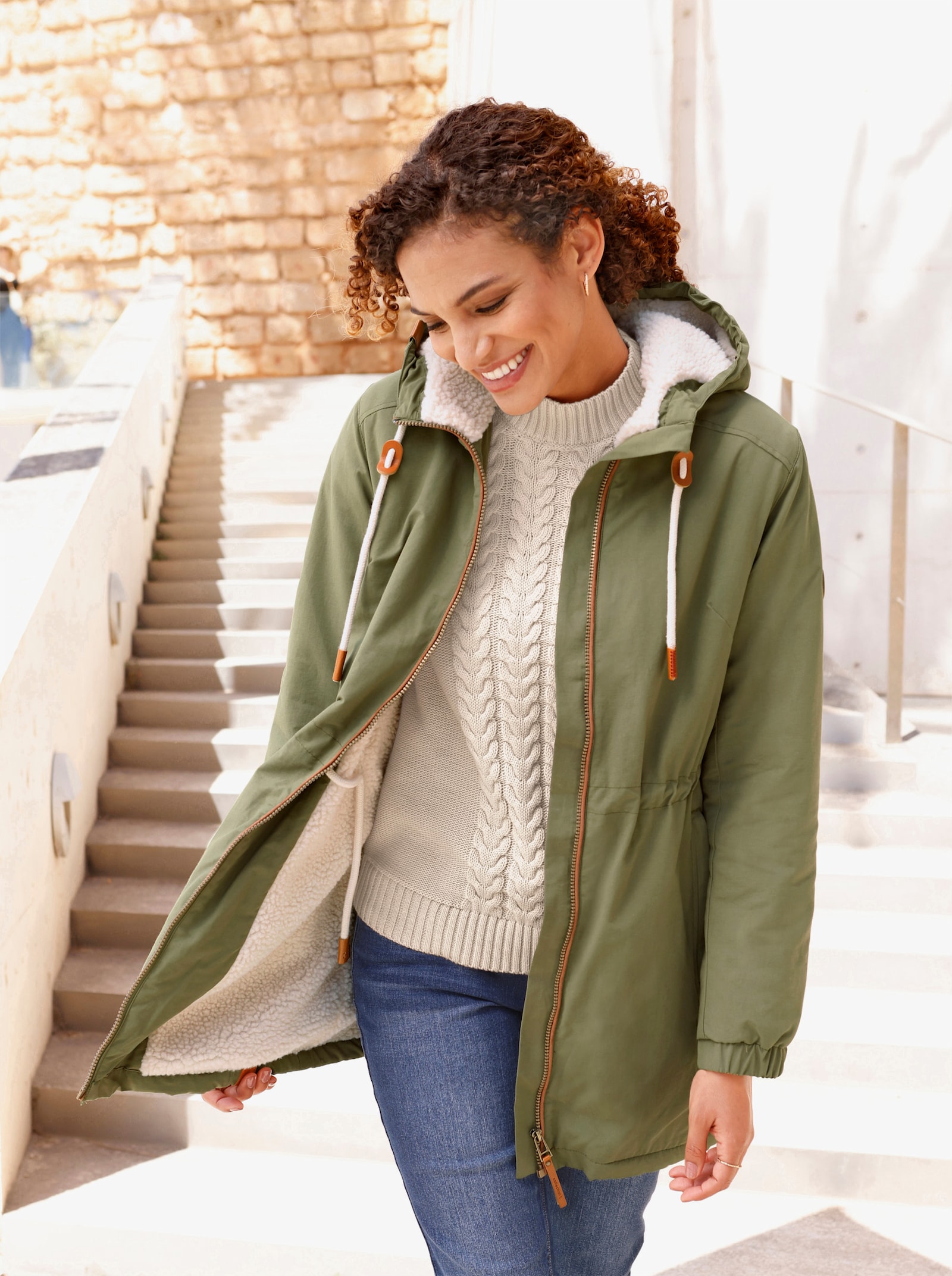 Parka met tunnelkoord op taillehoogte - olijf